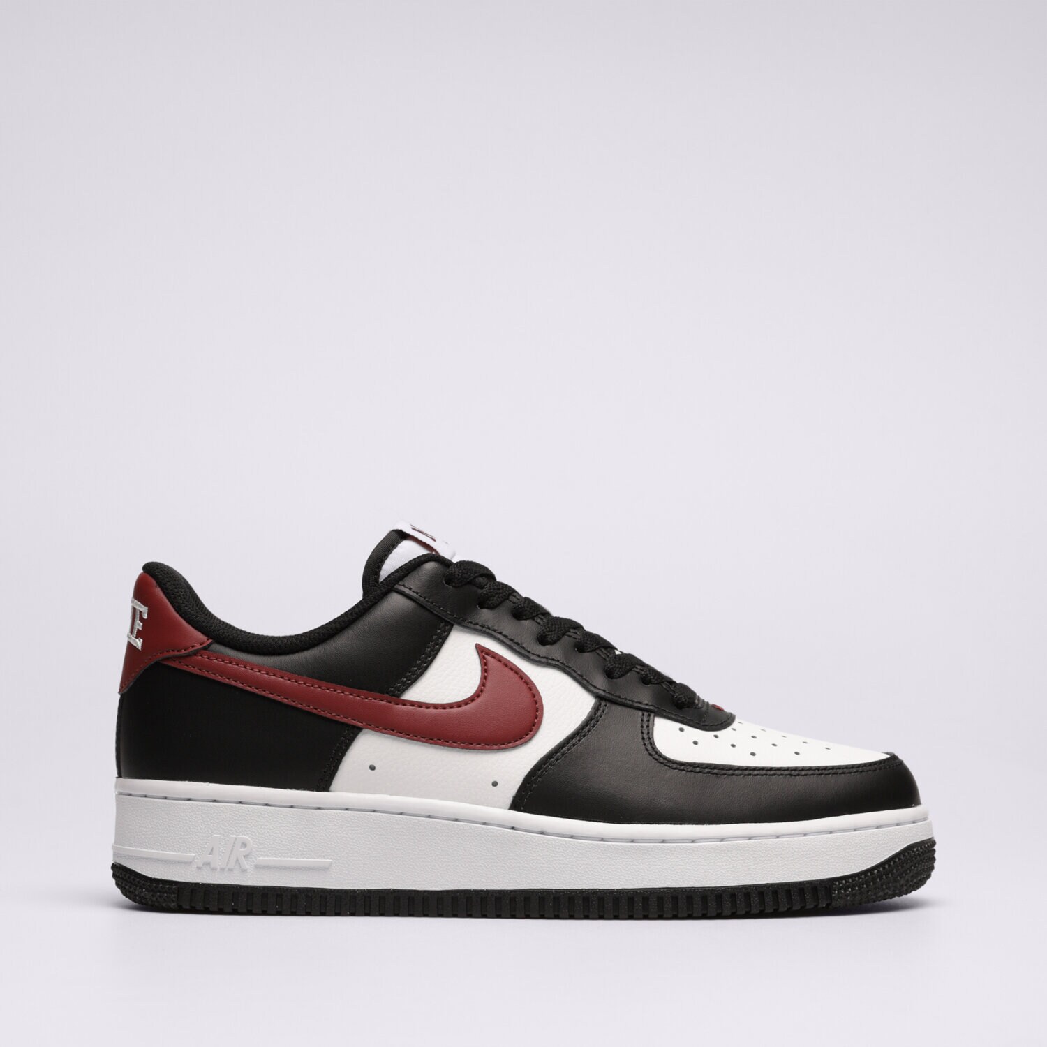 Moški superge NIKE AIR FORCE 1 '07  FZ4615-001 črna