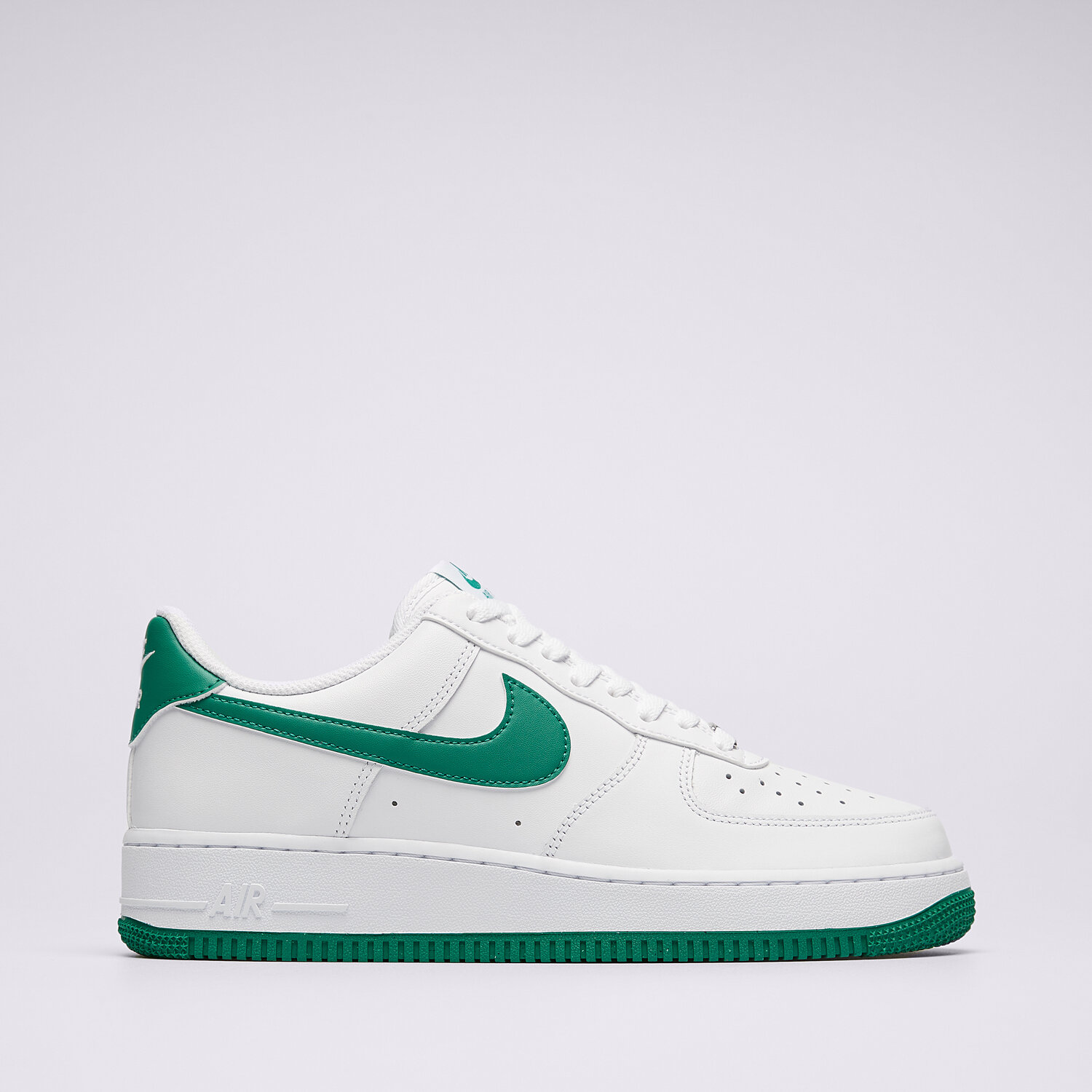 Moški superge NIKE AIR FORCE 1 '07  FJ4146-102 bela