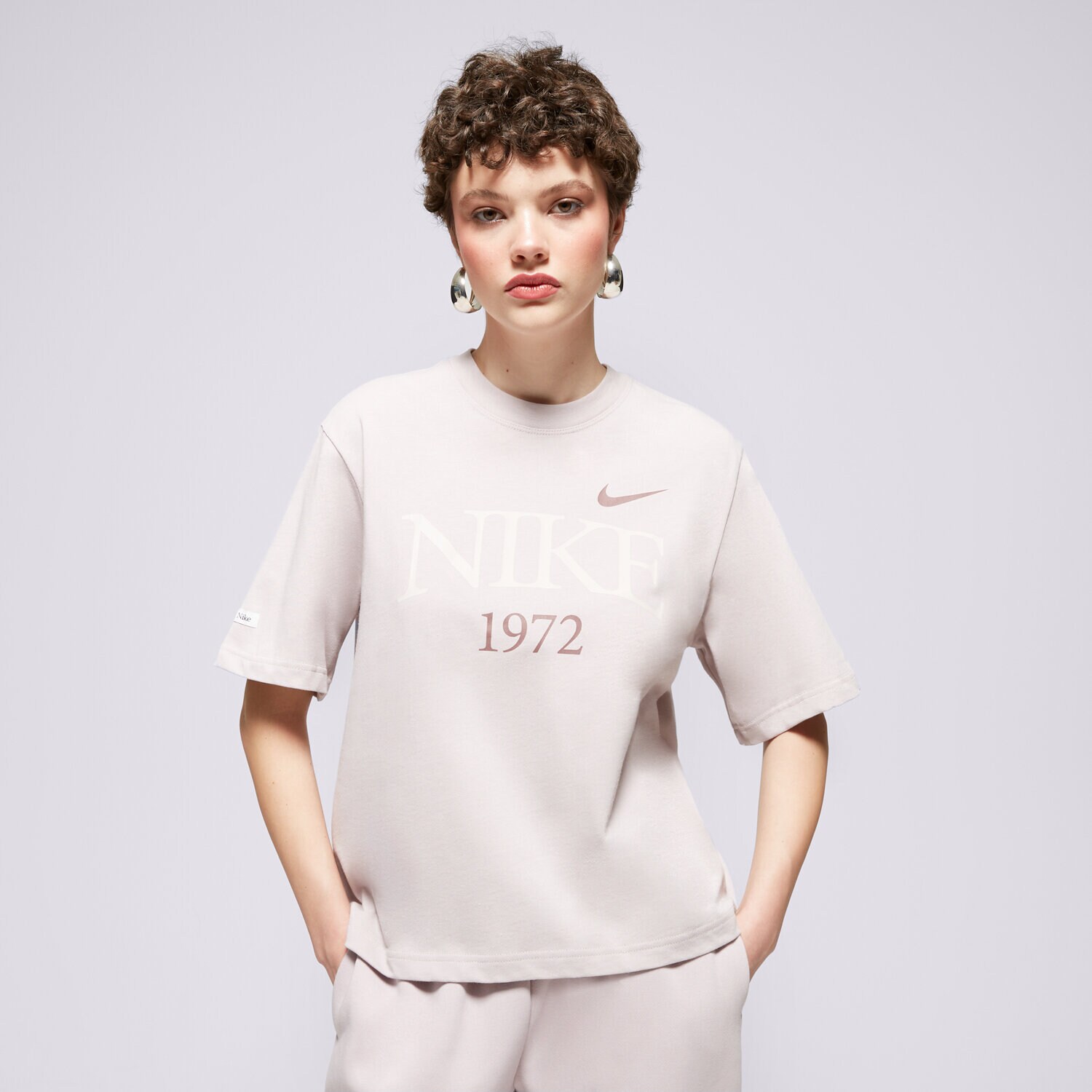 Ženska majica s kratkimi rokavi NIKE T-SHIRT W NSW TEE CLASSICS BOXY FQ6600-019 vijolična