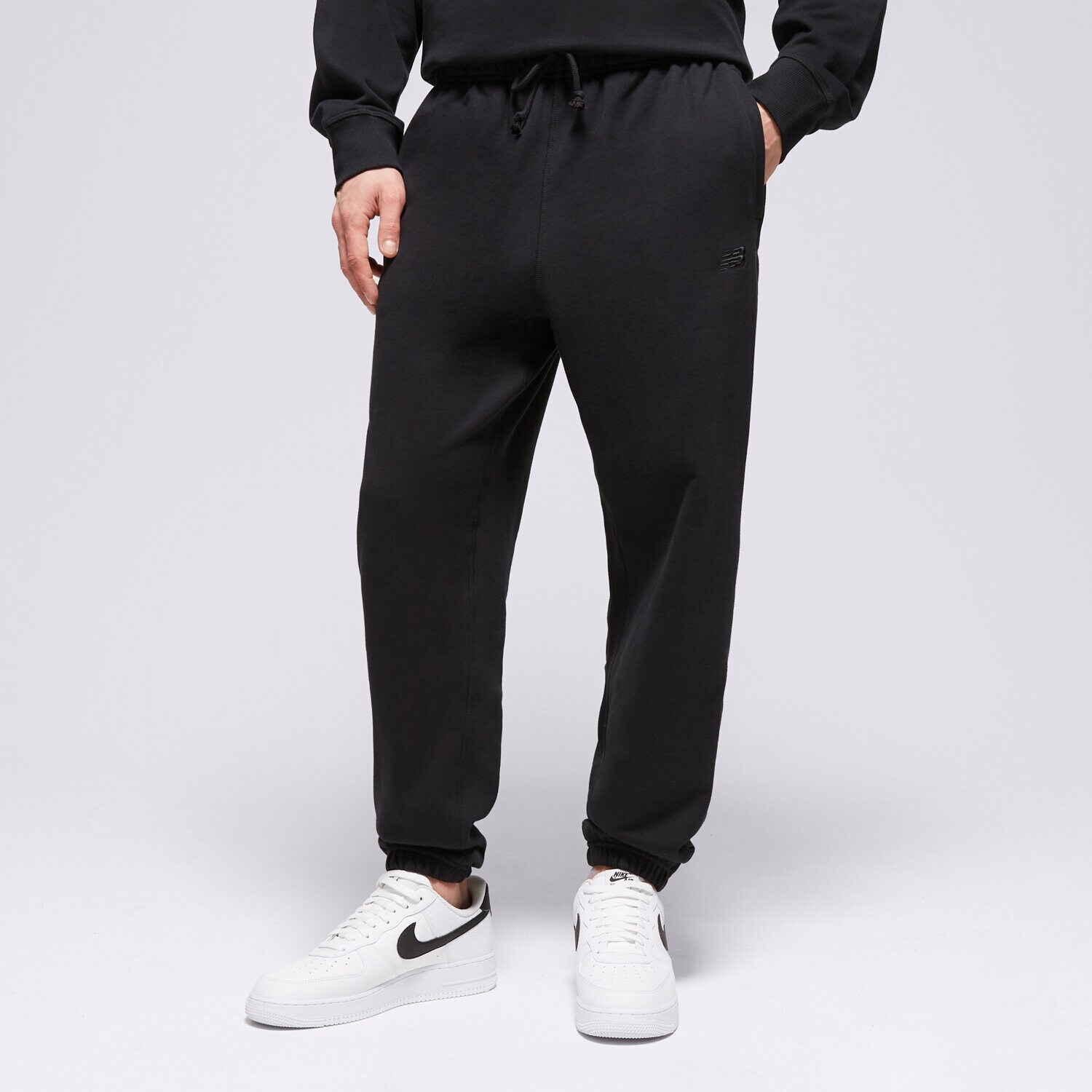 Moški hlače NEW BALANCE HLAČE ATHLETICS FRENCH TERRY JOGGER MP41508BK črna