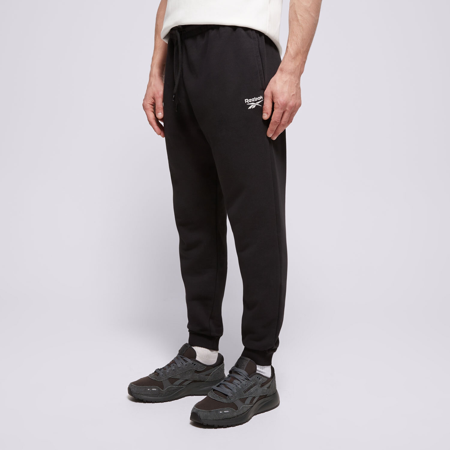 Moški hlače REEBOK HLAČE RI FT LEFT LEG JOGGER HS7376_100065295 črna