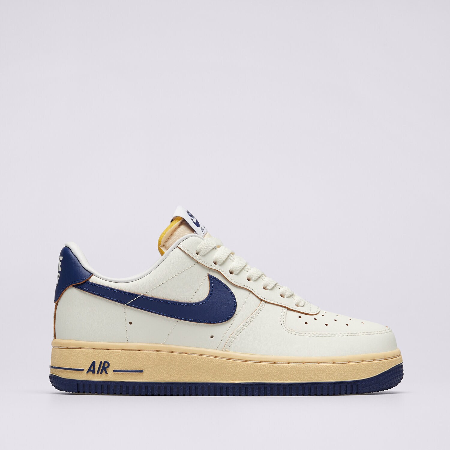 Ženske superge NIKE WMNS AIR FORCE 1 '07 FQ8103-133 kremna barva