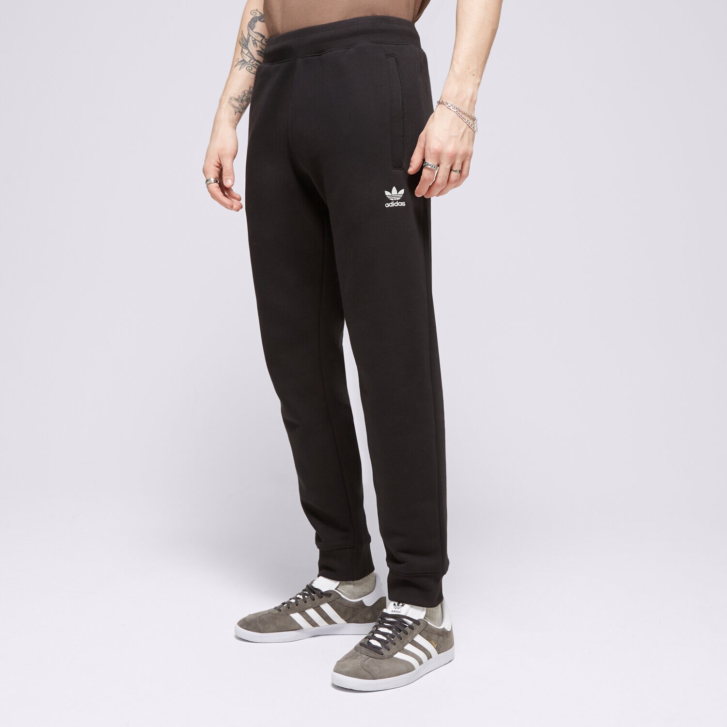 Moški hlače ADIDAS HLAČE ESSENTIALS PANT IR7798 črna