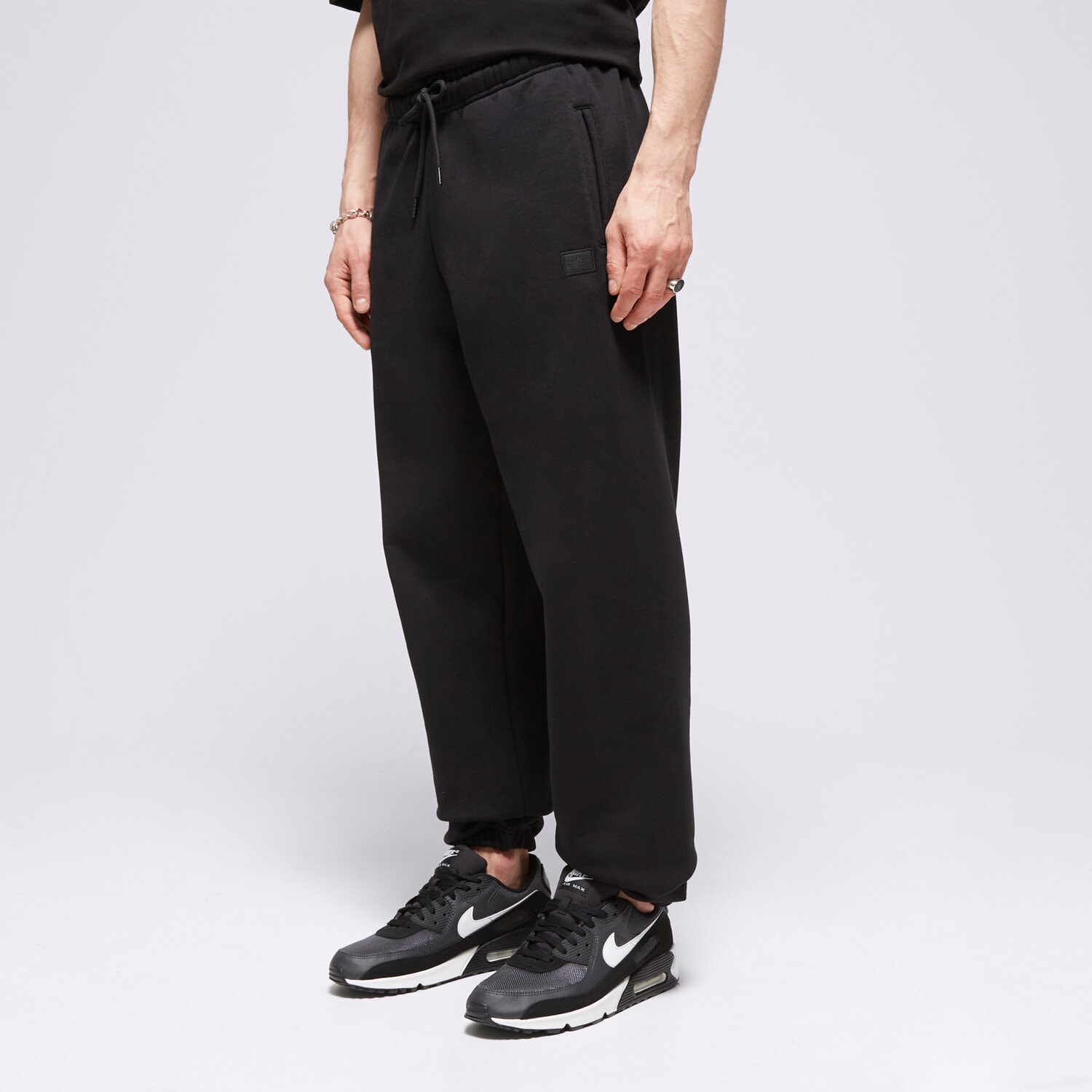 Moški hlače ALPHA INDUSTRIES HLAČE ALPHA ESSENTIALS RL JOGGER 14636403 črna
