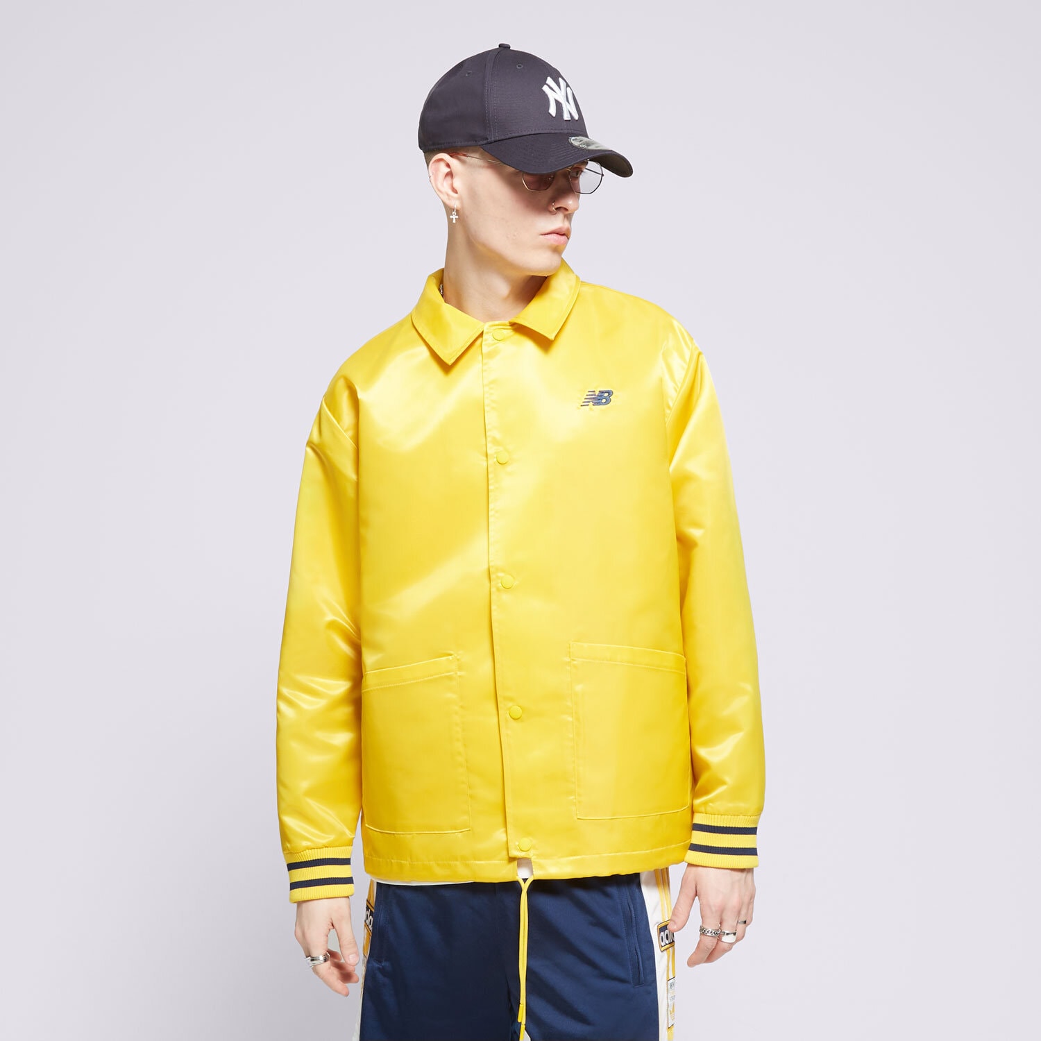 Moška jakna za prehodni čas NEW BALANCE JAKNA SGH COACHES JACKET MJ41553GGL rumena