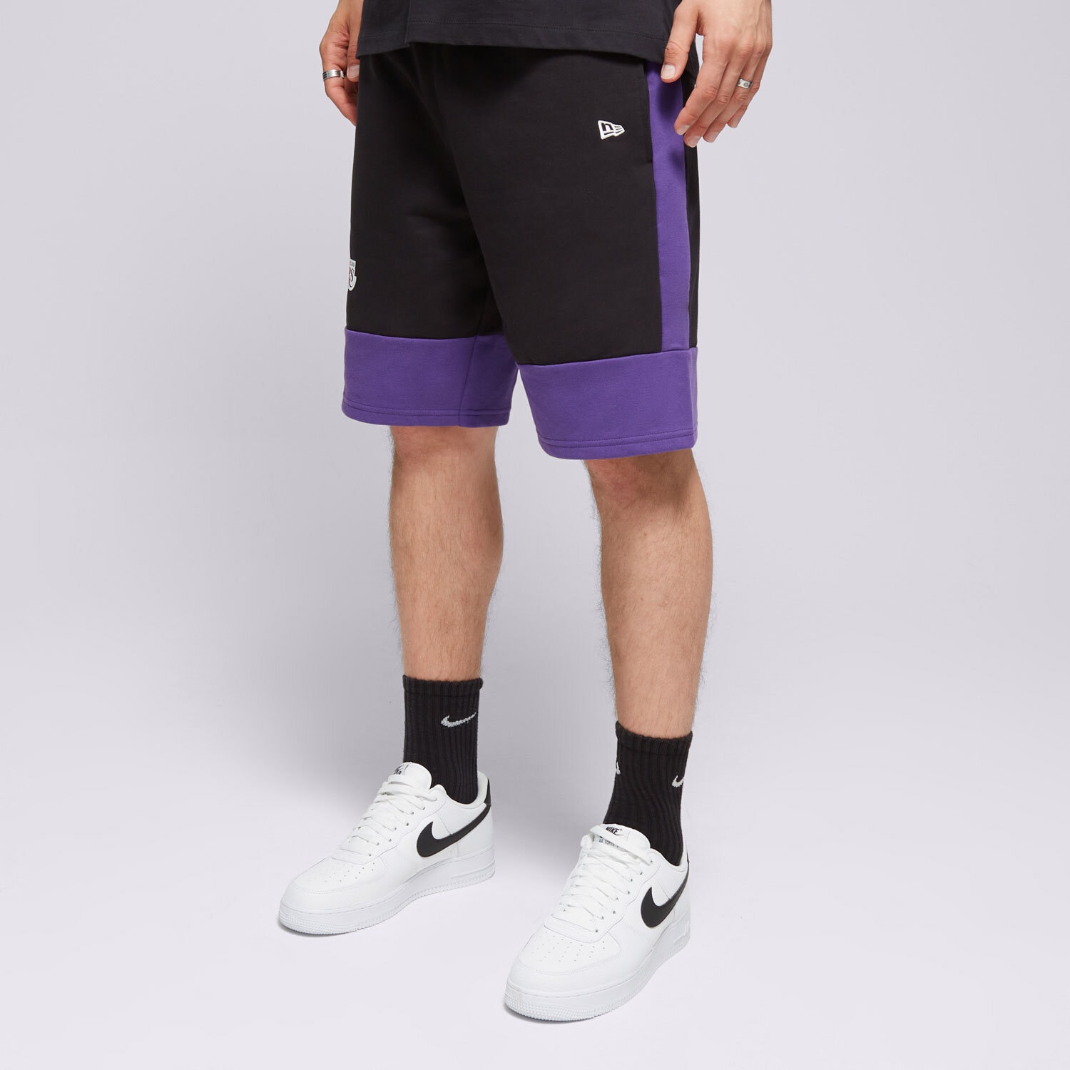 Moški kratke hlače NEW ERA KRATKE HLAČE NBA COLOUR BLOCK SHORT LAKERS LOS ANGEL 60416375 črna