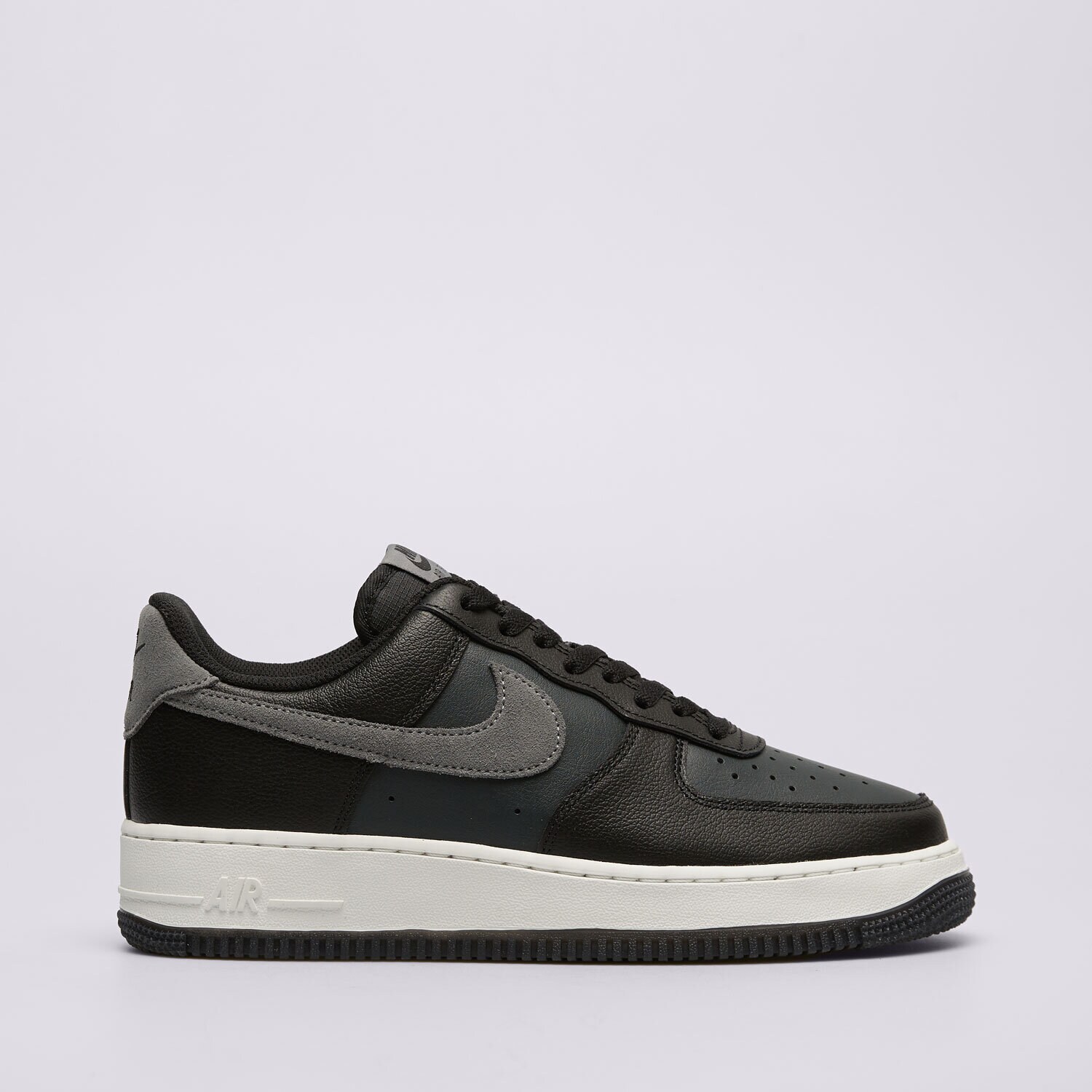 Moški superge NIKE AIR FORCE 1 '07 LV8 FJ4170-004 črna