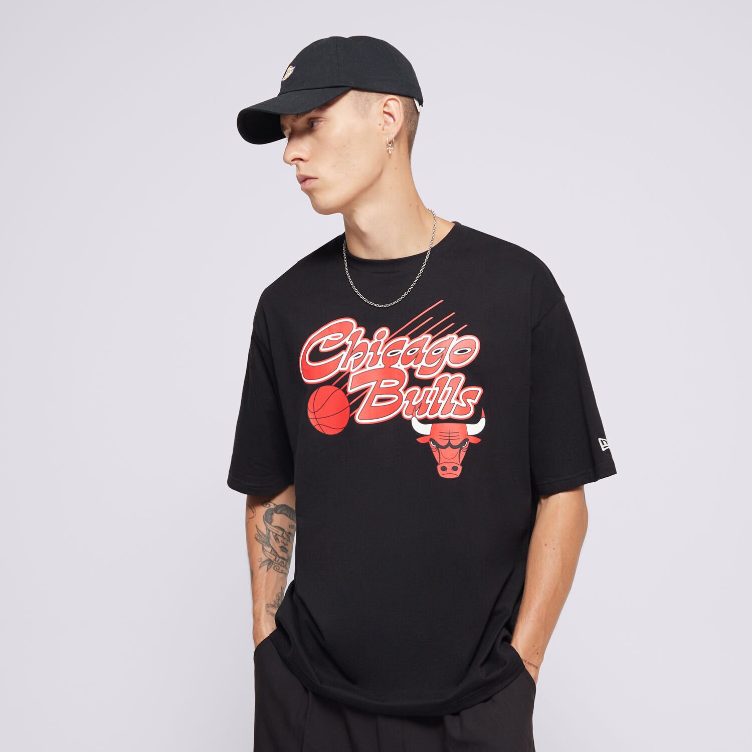 Moška majica s kratkimi rokavi NEW ERA T-SHIRT NBA SCRIPT OS BULLS CHICAGO BULLS BLKFDR 60564786 črna
