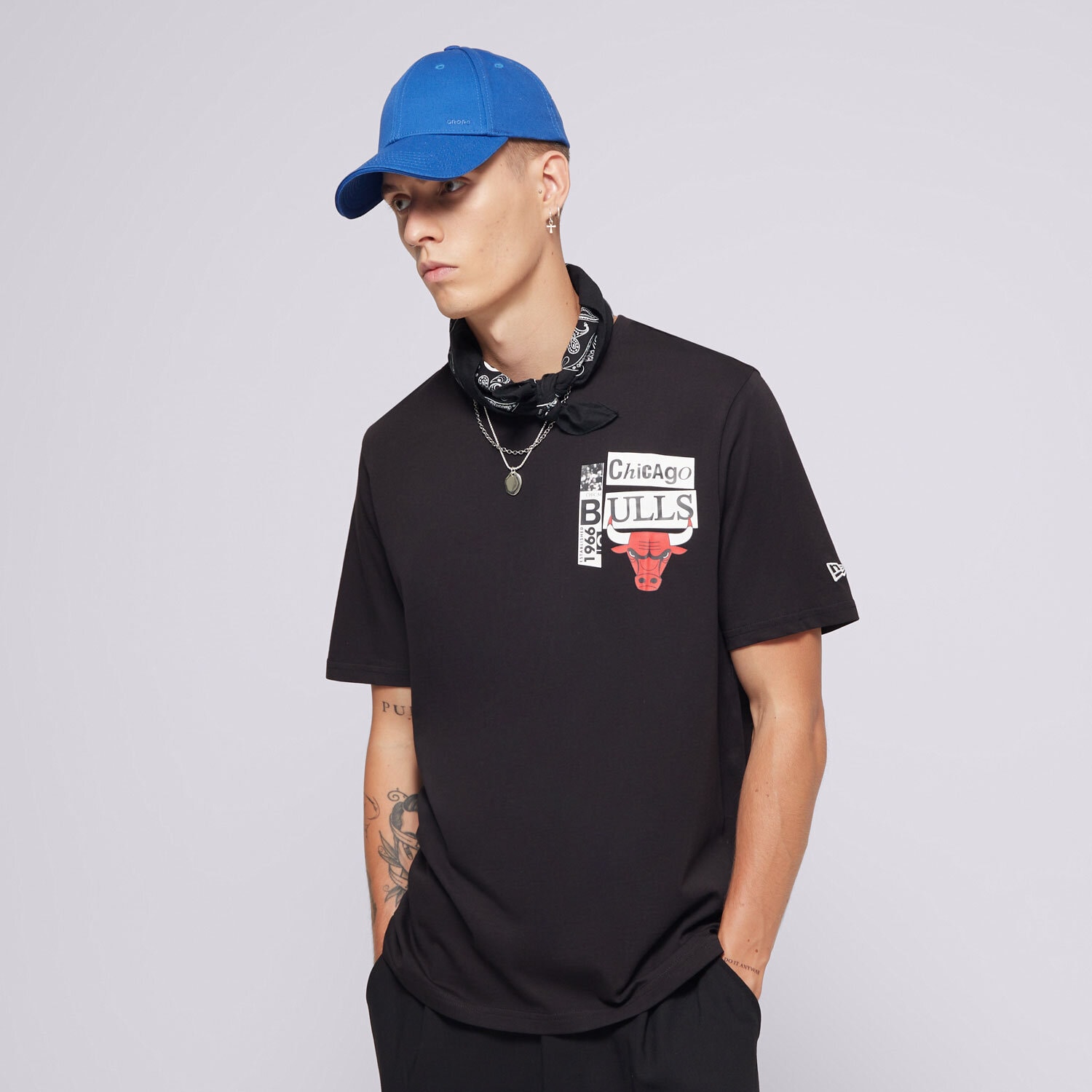 Moška majica s kratkimi rokavi NEW ERA T-SHIRT NEWSPAPER GRAPHIC BULLS CHICAGO BULLS BLKFDR 60564809 črna