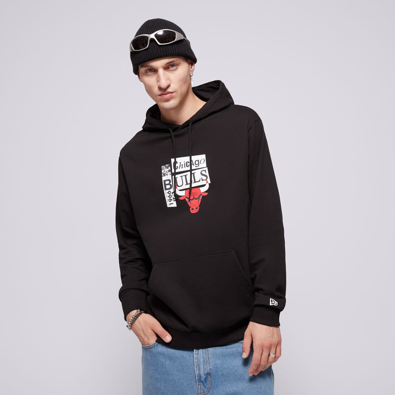 Moški pulover NEW ERA JOPICA S KAPUCO NEWSPAPER GRAPHIC BULLS CHICAGO BULL 60564814 črna