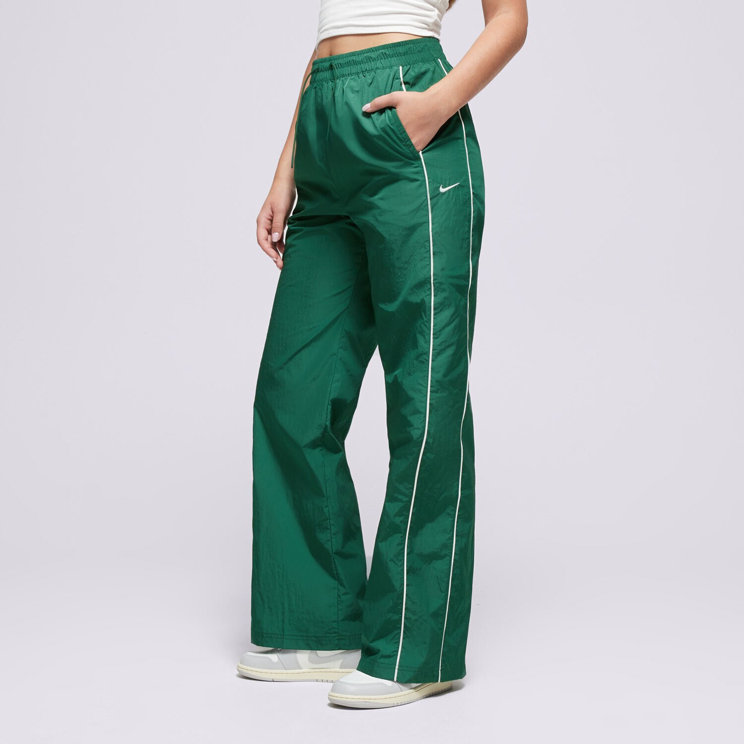 Ženske hlače NIKE HLAČE W NSW NK WR WVN HR OH PANT FV7655-300 zelena