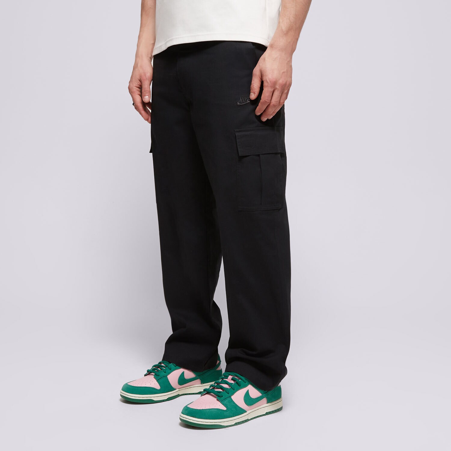 Moški hlače NIKE HLAČE M NK CLUB CARGO PANT NO COLLECTION FZ5765-010 črna