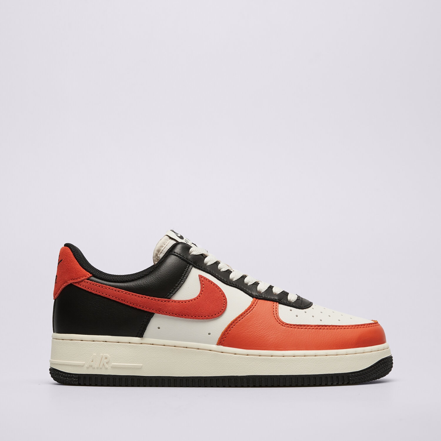 Moški superge NIKE AIR FORCE 1 '07 LV8 HQ4987-010 oranžna