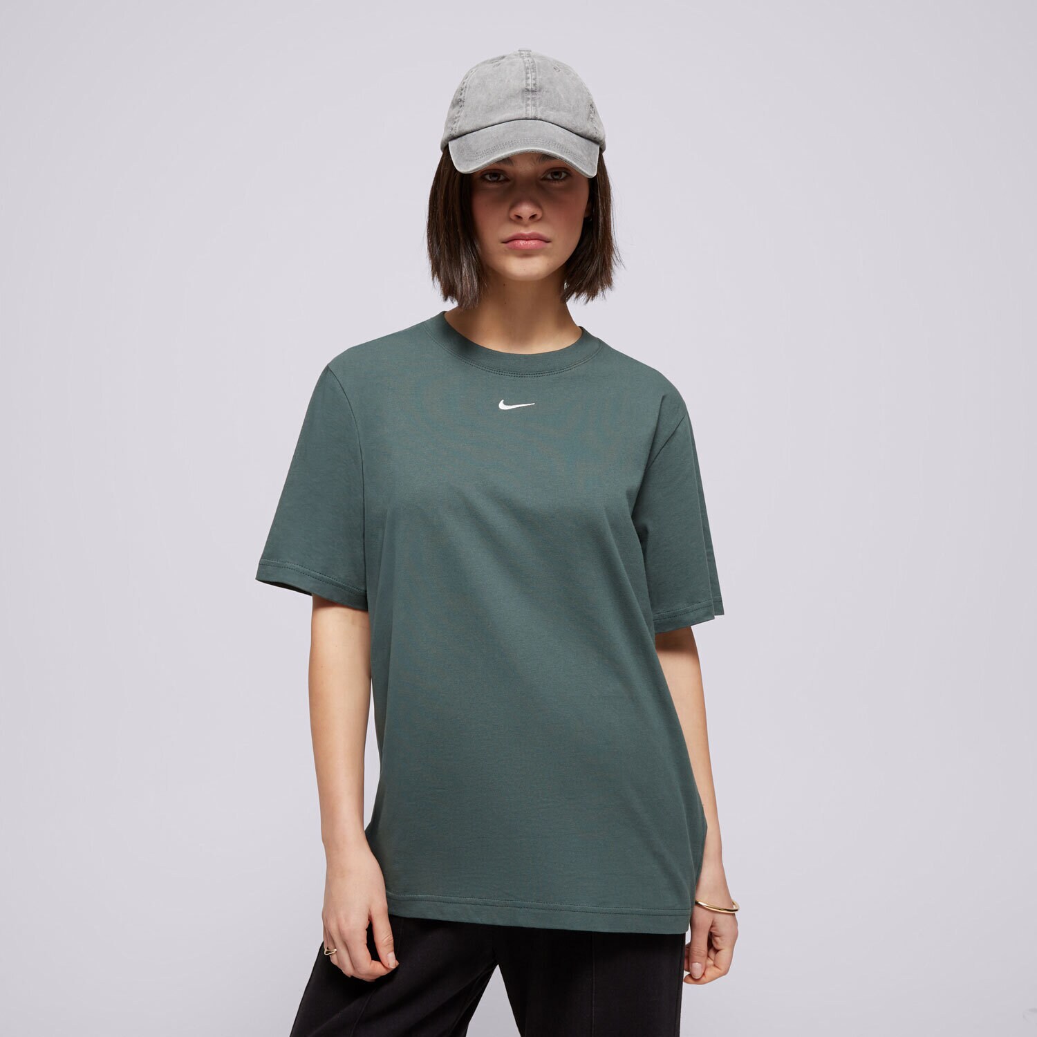 Ženska majica s kratkimi rokavi NIKE T-SHIRT W NSW TEE ESSNTL LBR FD4149-338 zelena