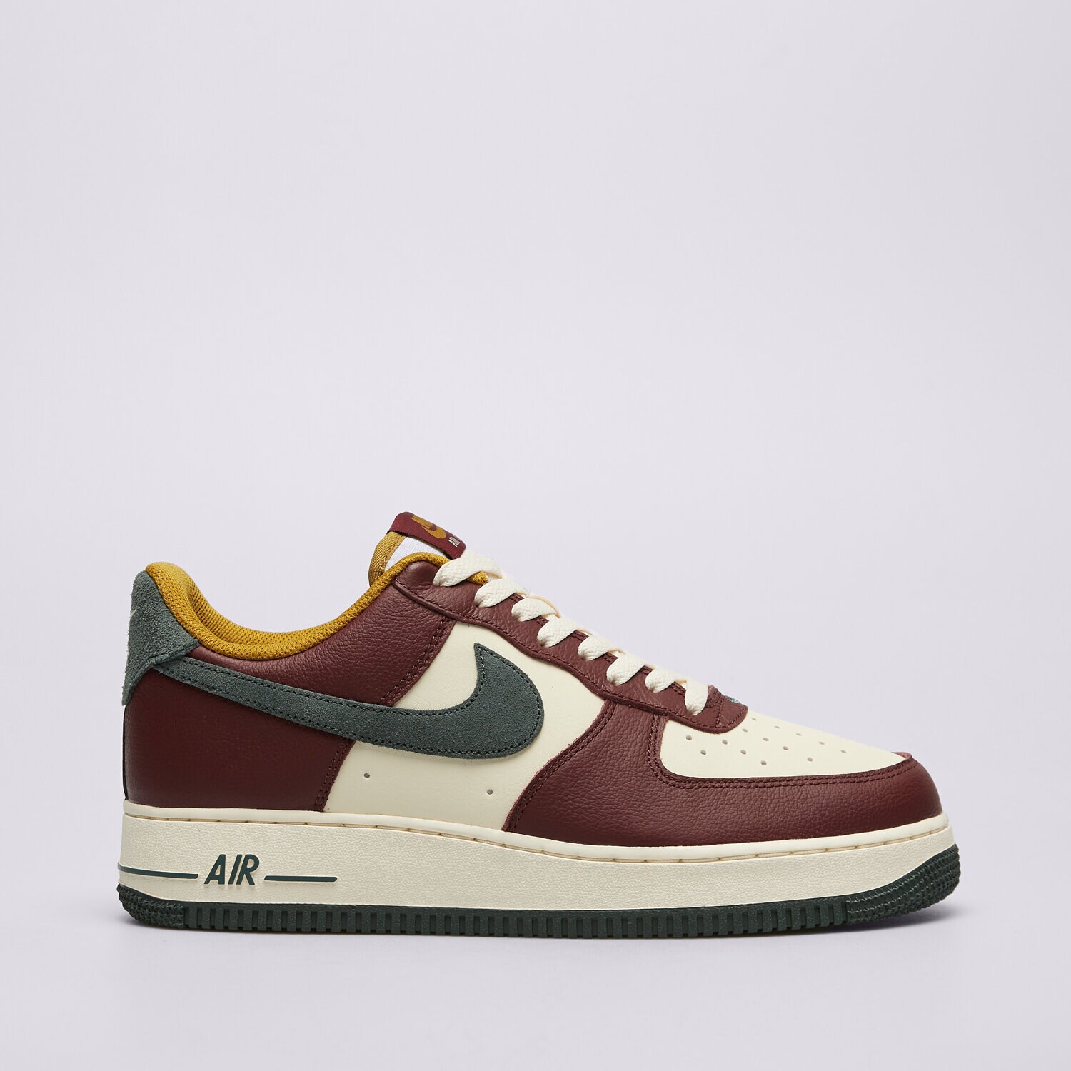 Moški superge NIKE AIR FORCE 1 '07 LV8 HQ3612-113 rdeča