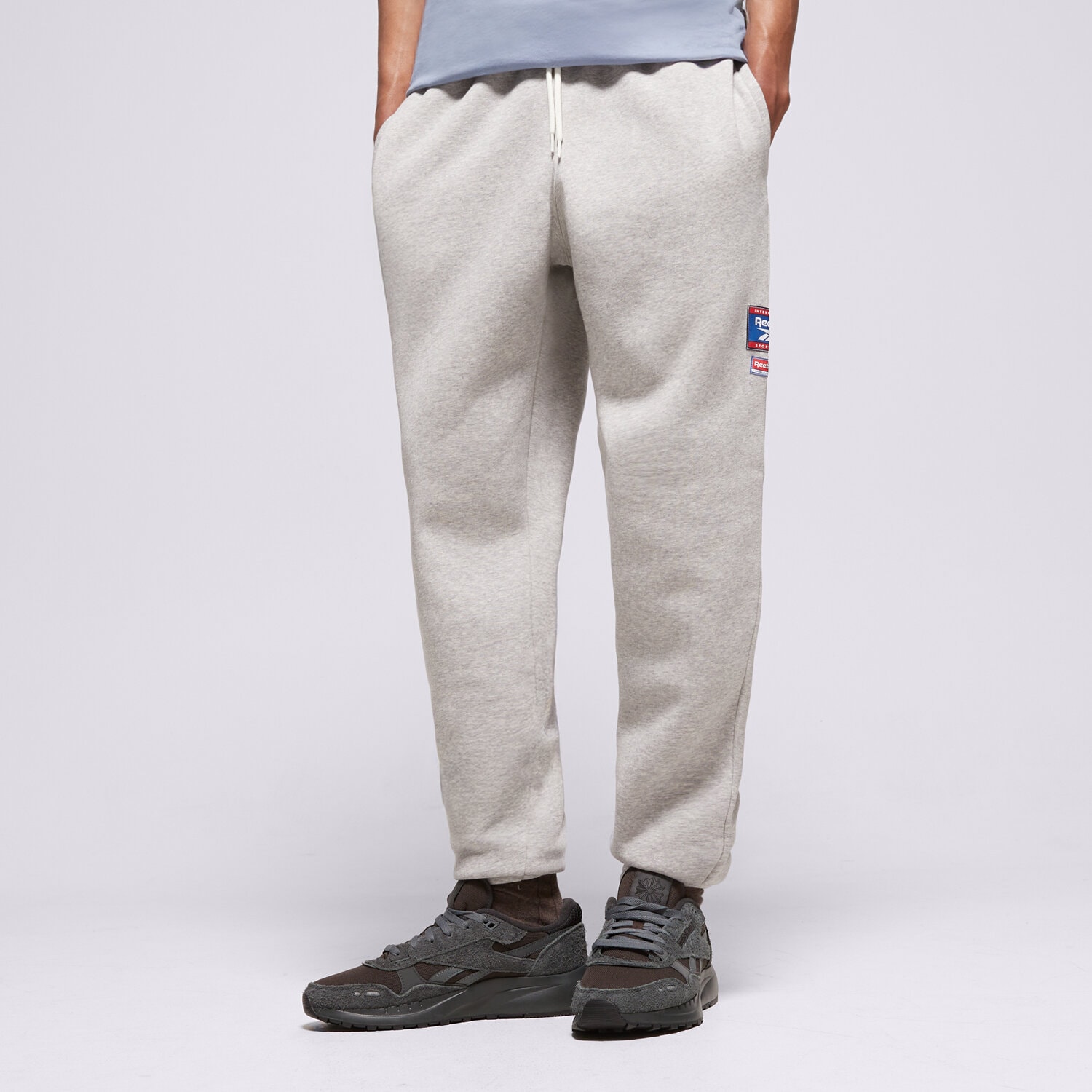Moški hlače REEBOK HLAČE RI BADGE 100205445 siva