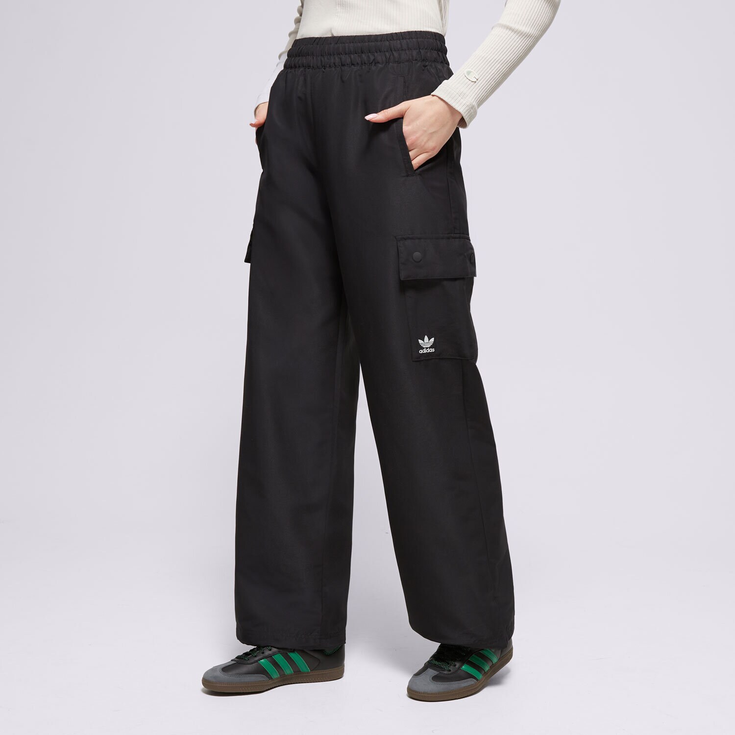 Ženske hlače ADIDAS HLAČE ESSENTIALS WOVEN CARGO IX9974 črna