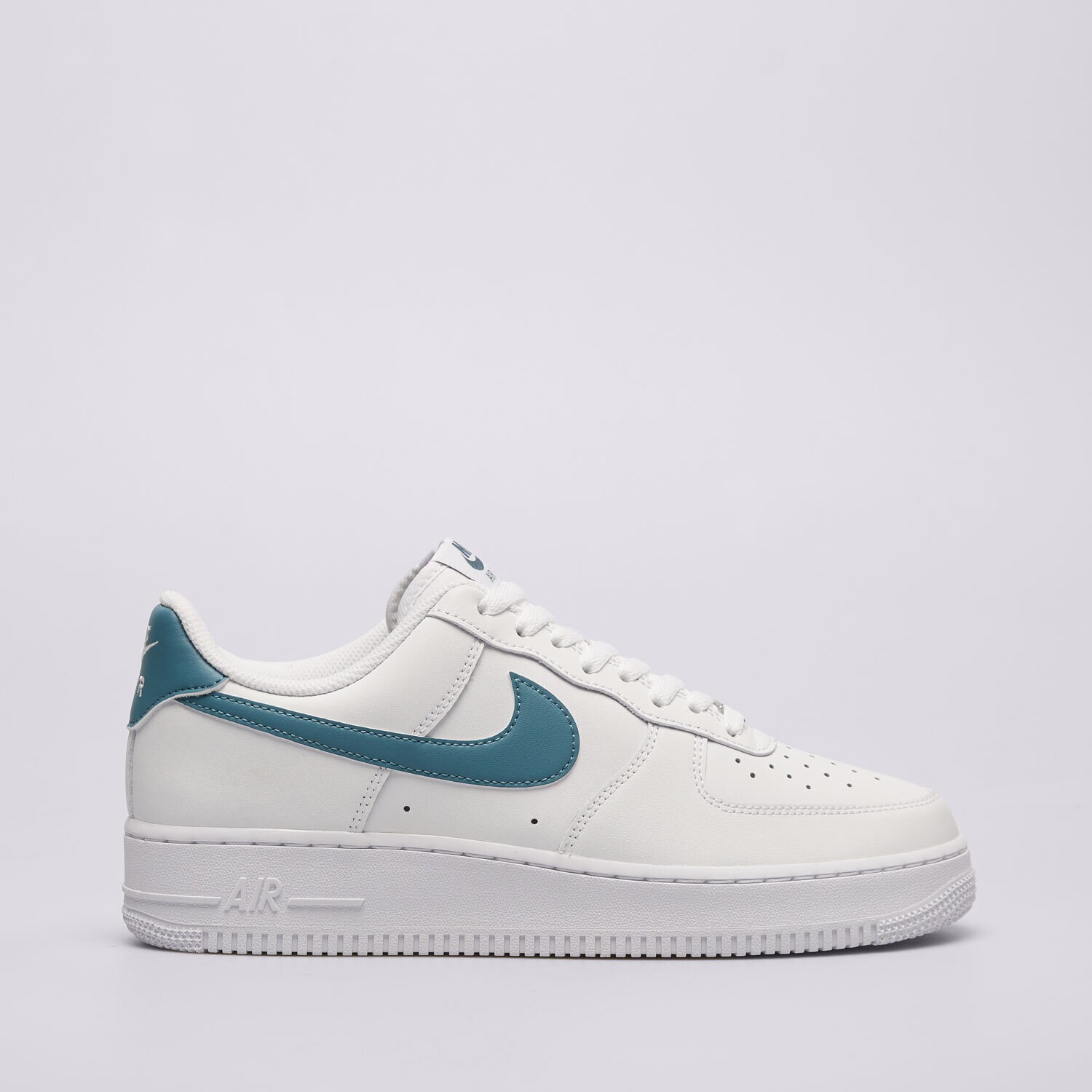 Moški superge NIKE AIR FORCE 1 '07  FJ4146-114 bela