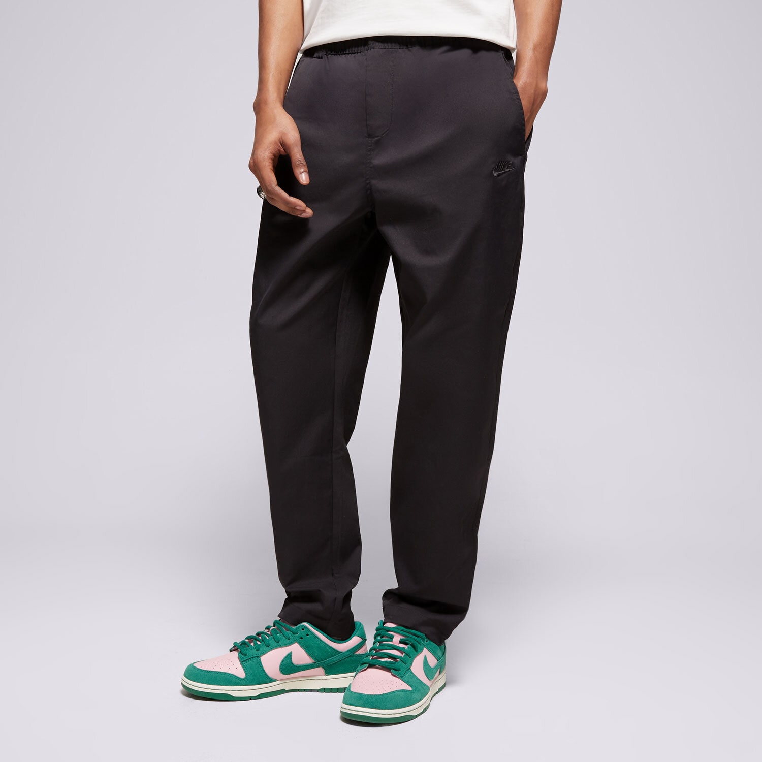 Moški hlače NIKE HLAČE M NK CLUB WVN TAPER PANT HJ1997-010 črna