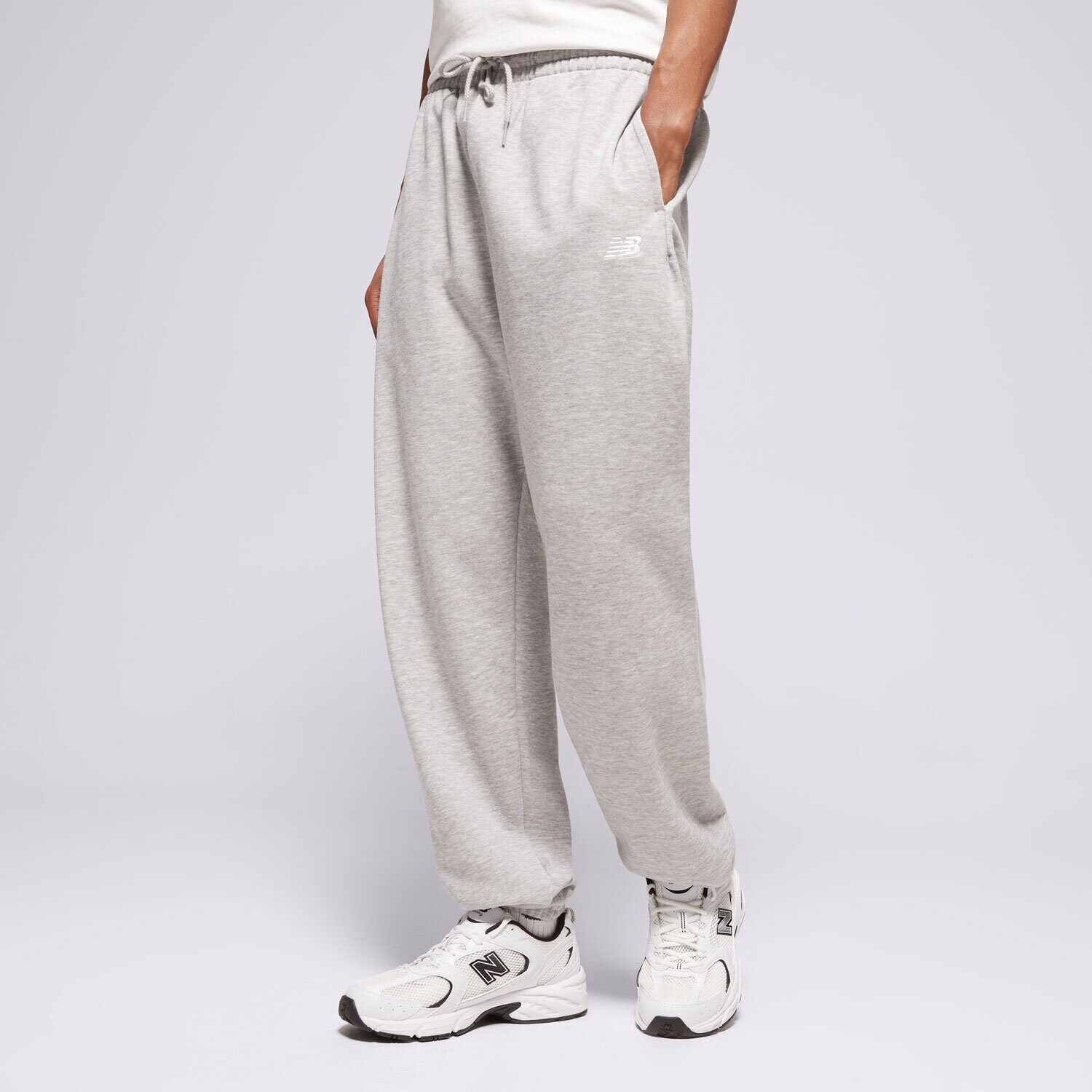 Moški hlače NEW BALANCE HLAČE SPORT ESSENTIALS FRENCH TERRY JOGGER MP41519AG siva