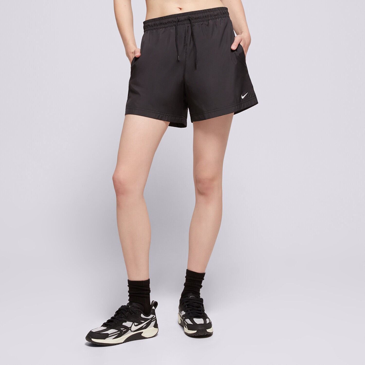 Ženske kratke hlače NIKE KRATKE HLAČE W NSW MR ESSNTL WVN SHORT FV7557-010 črna
