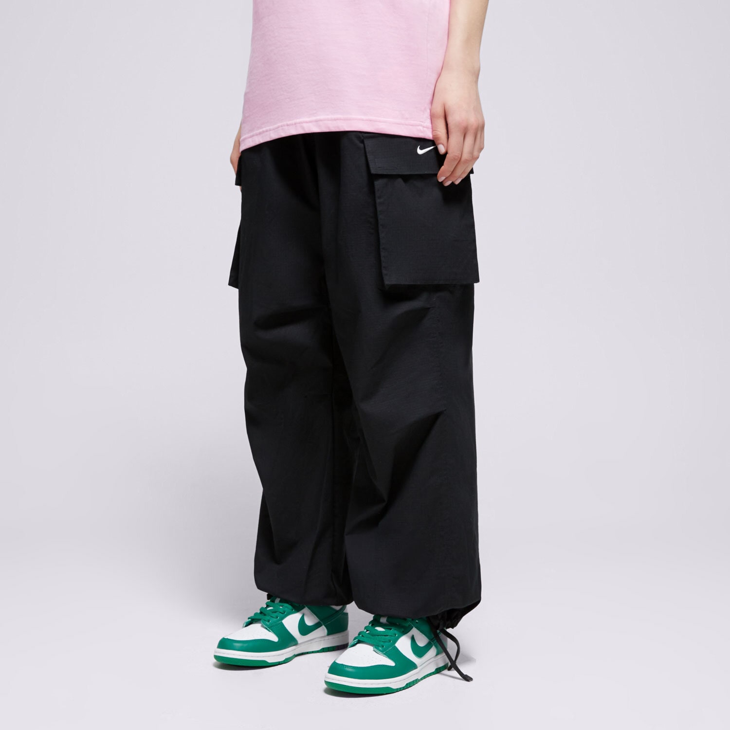 Ženske hlače NIKE HLAČE W NSW STREET CARGO PANT IB1058-010 črna
