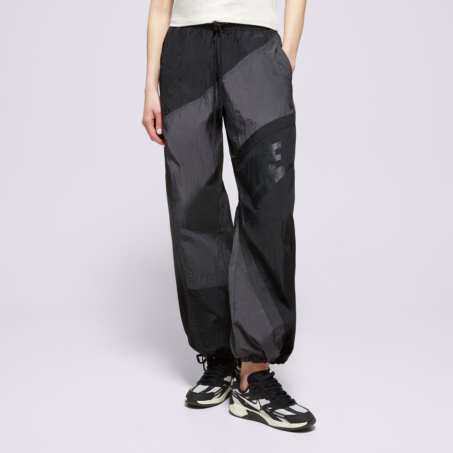 Ženske hlače NIKE HLAČE W NSW STREET WVN OH PANT HJ4178-060 črna