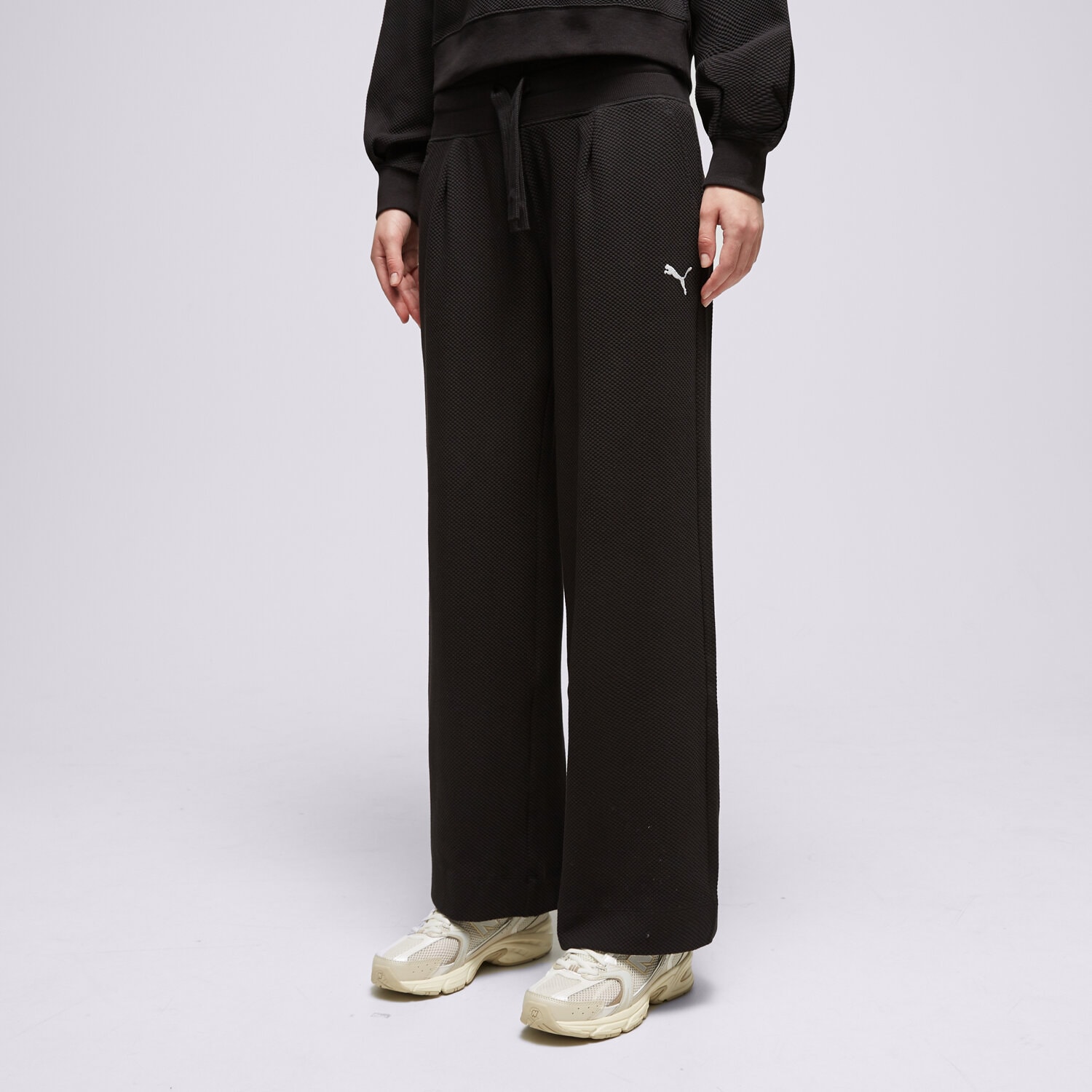 Ženske hlače PUMA HLAČE HER HIGH WAIST STRAIGHT 676007 01 črna