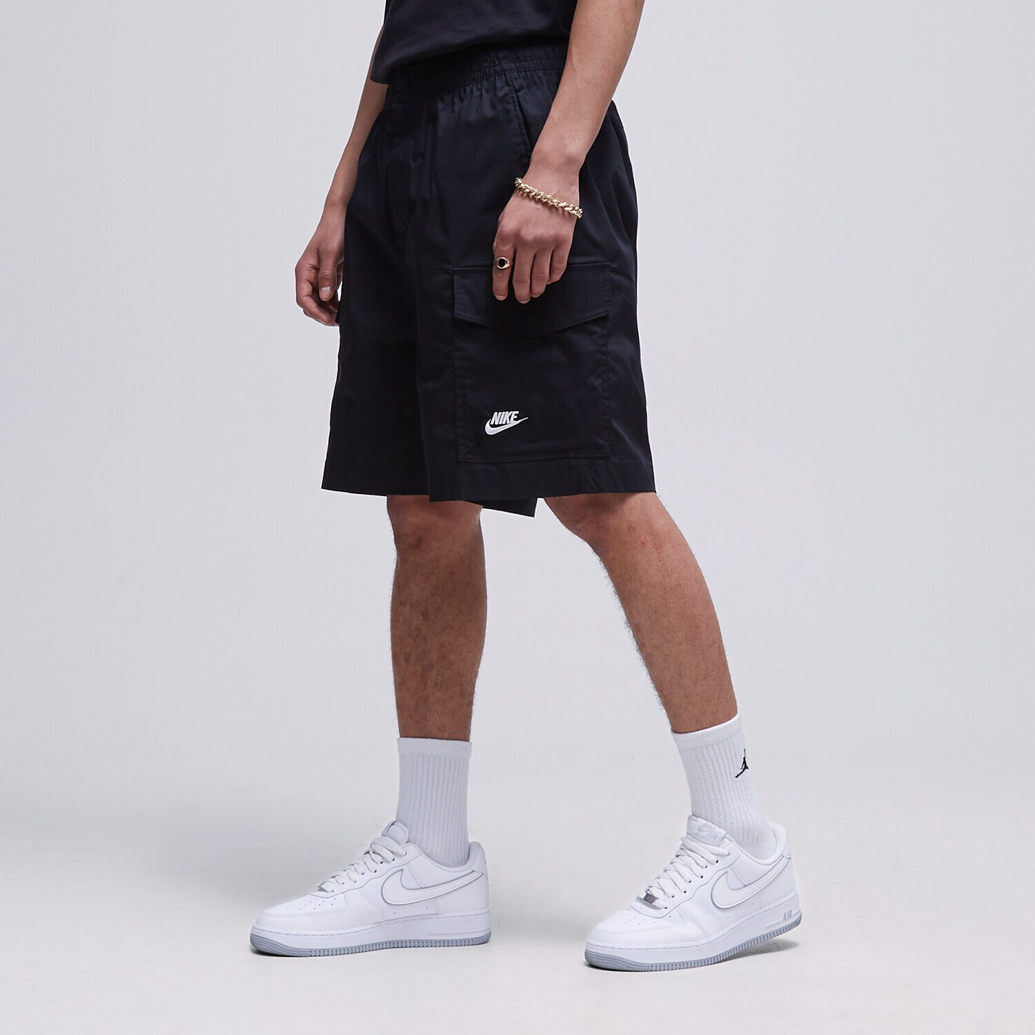 Moški kratke hlače NIKE KRATKE HLAČE SPORTSWEAR ESSENTIALS  DM6833-010 črna
