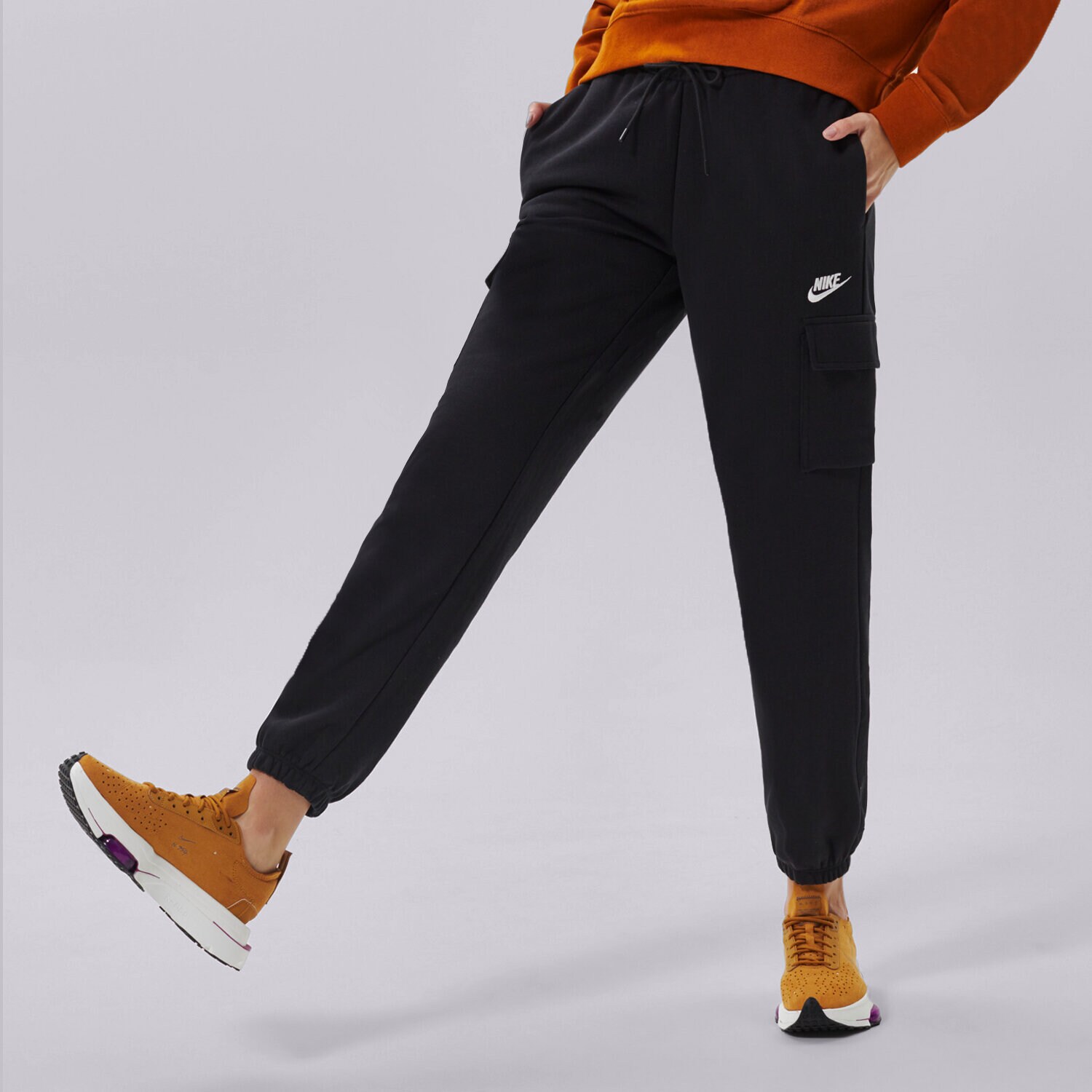 Ženske hlače NIKE HLAČE W NSW ESSNTL FLC MR CRGO PNT DD8713-010 črna