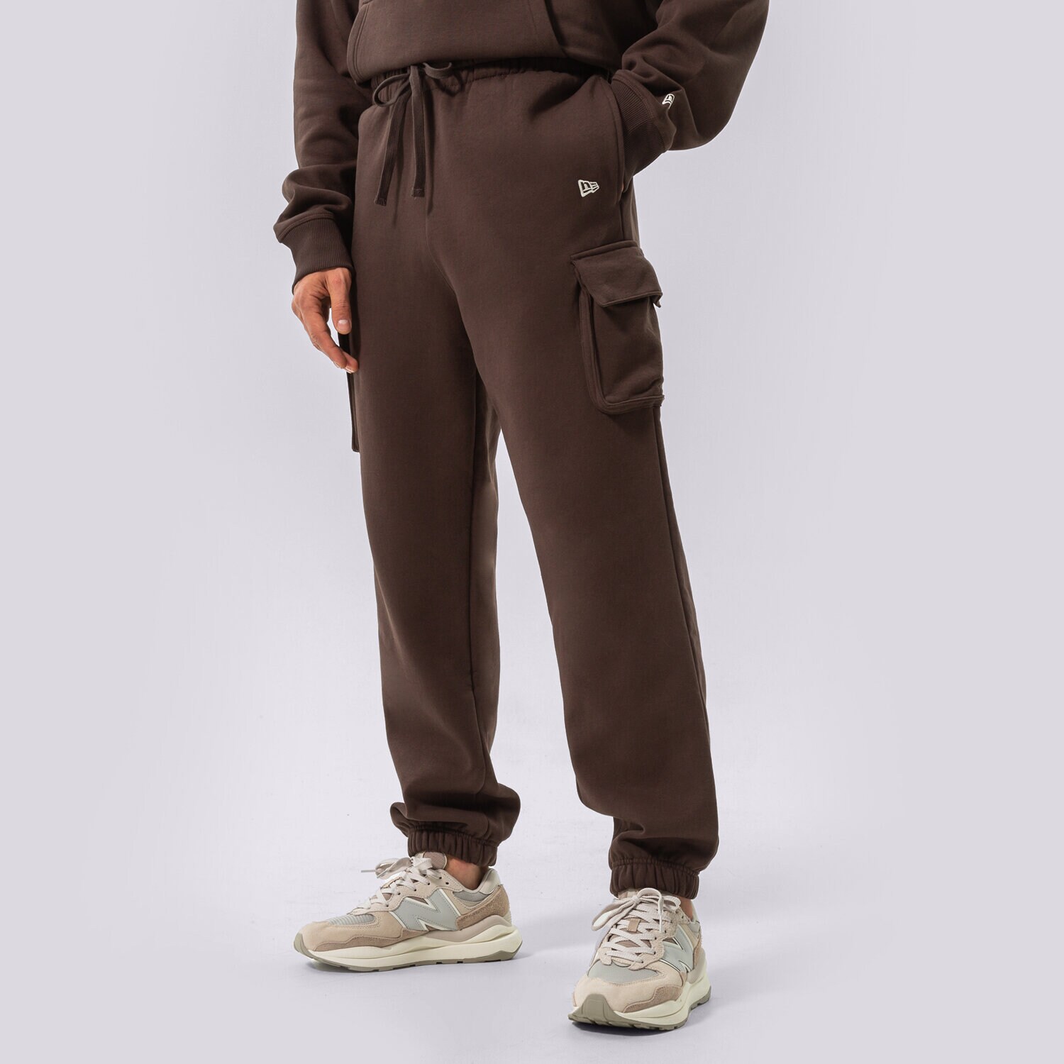 Moški hlače NEW ERA HLAČE HERITAGE CARGO BRWN NEW ERA BRSOFW 60284715 rjava
