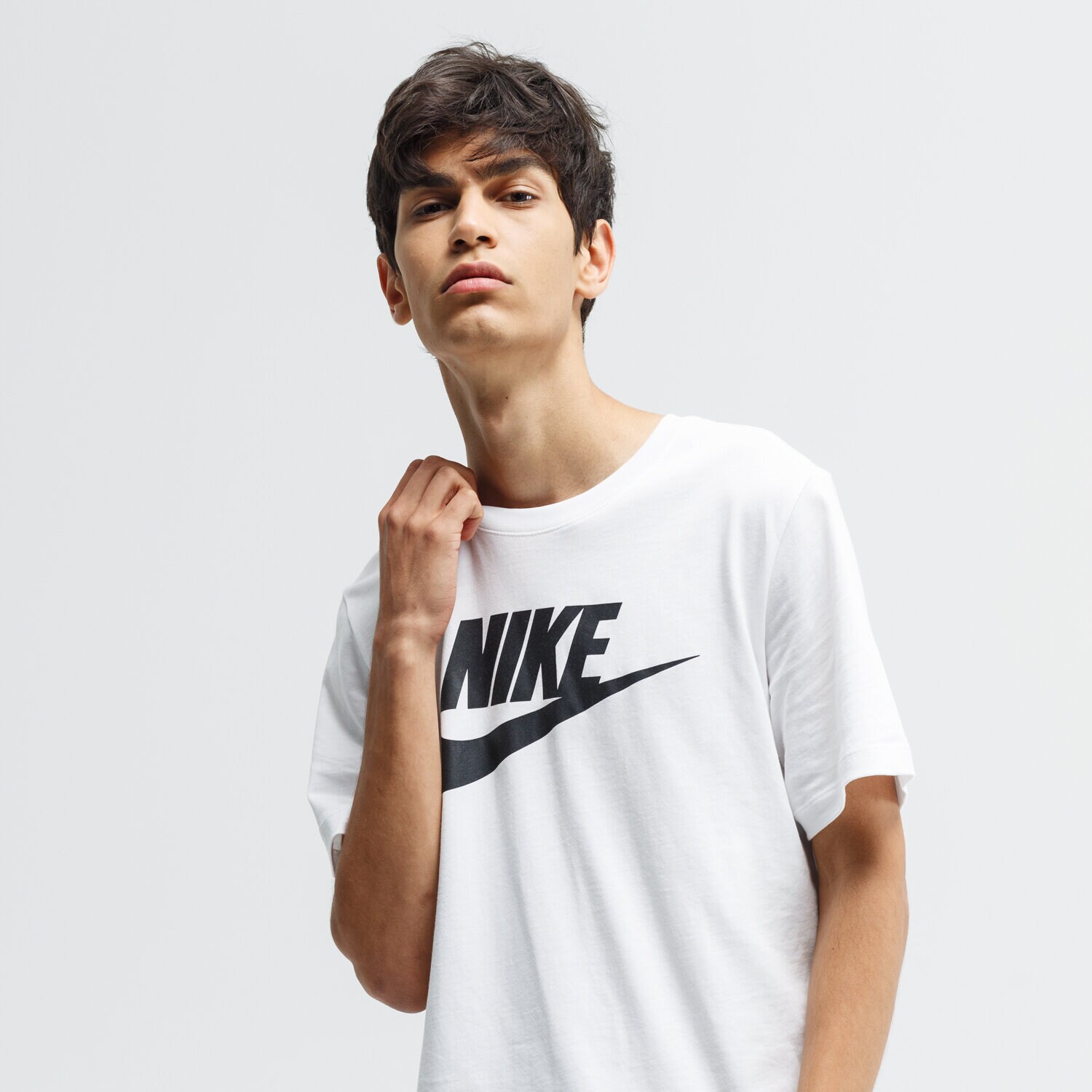Moška majica s kratkimi rokavi NIKE T-SHIRT SPORTSWEAR AR5004-101 bela