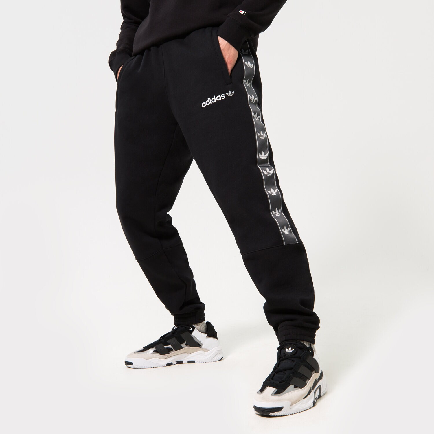 Moški hlače ADIDAS HLAČE TAPE FLC PANT BLK HR4467 črna