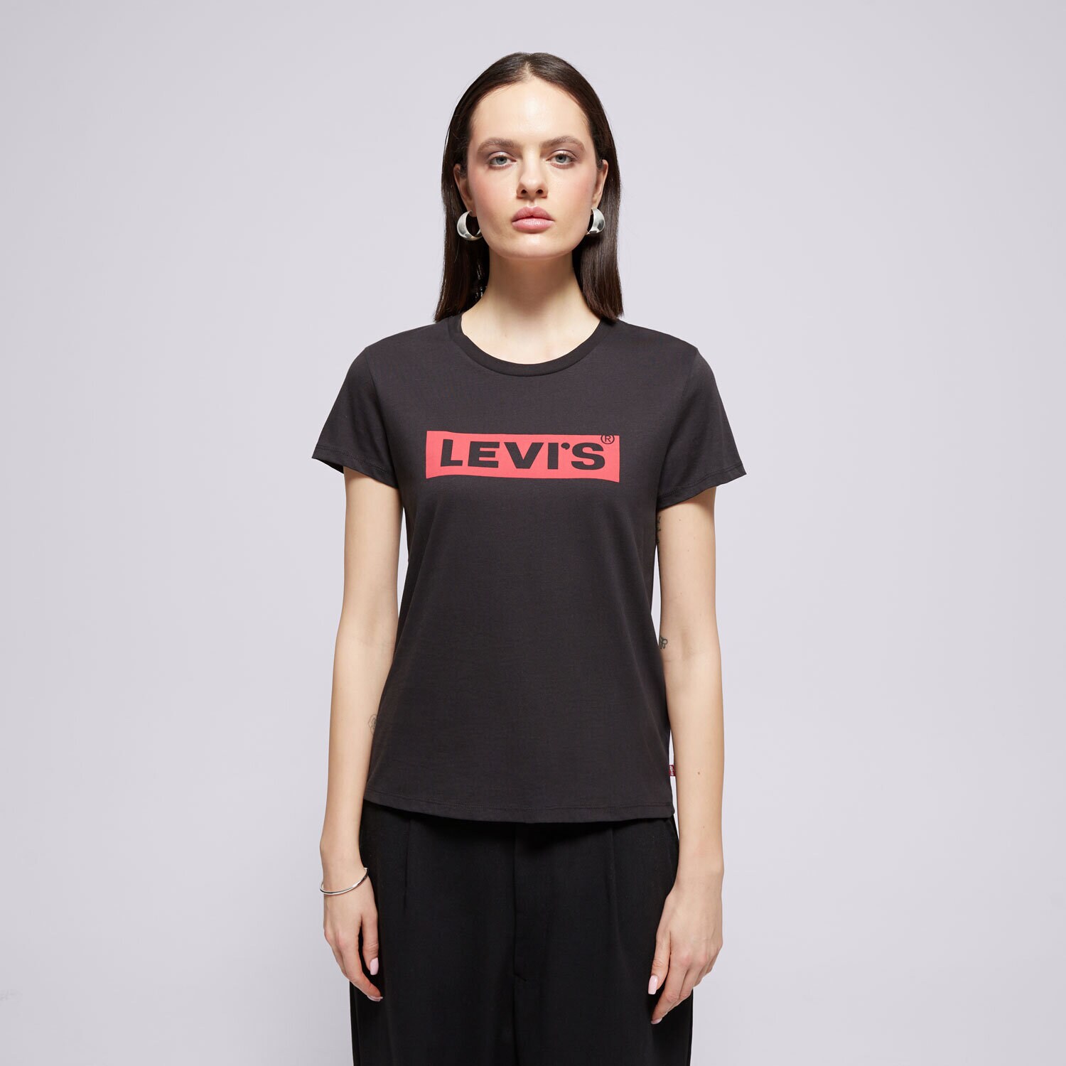 Ženska majica s kratkimi rokavi LEVI'S T-SHIRT THE PERFECT TEE 17369-1506 črna