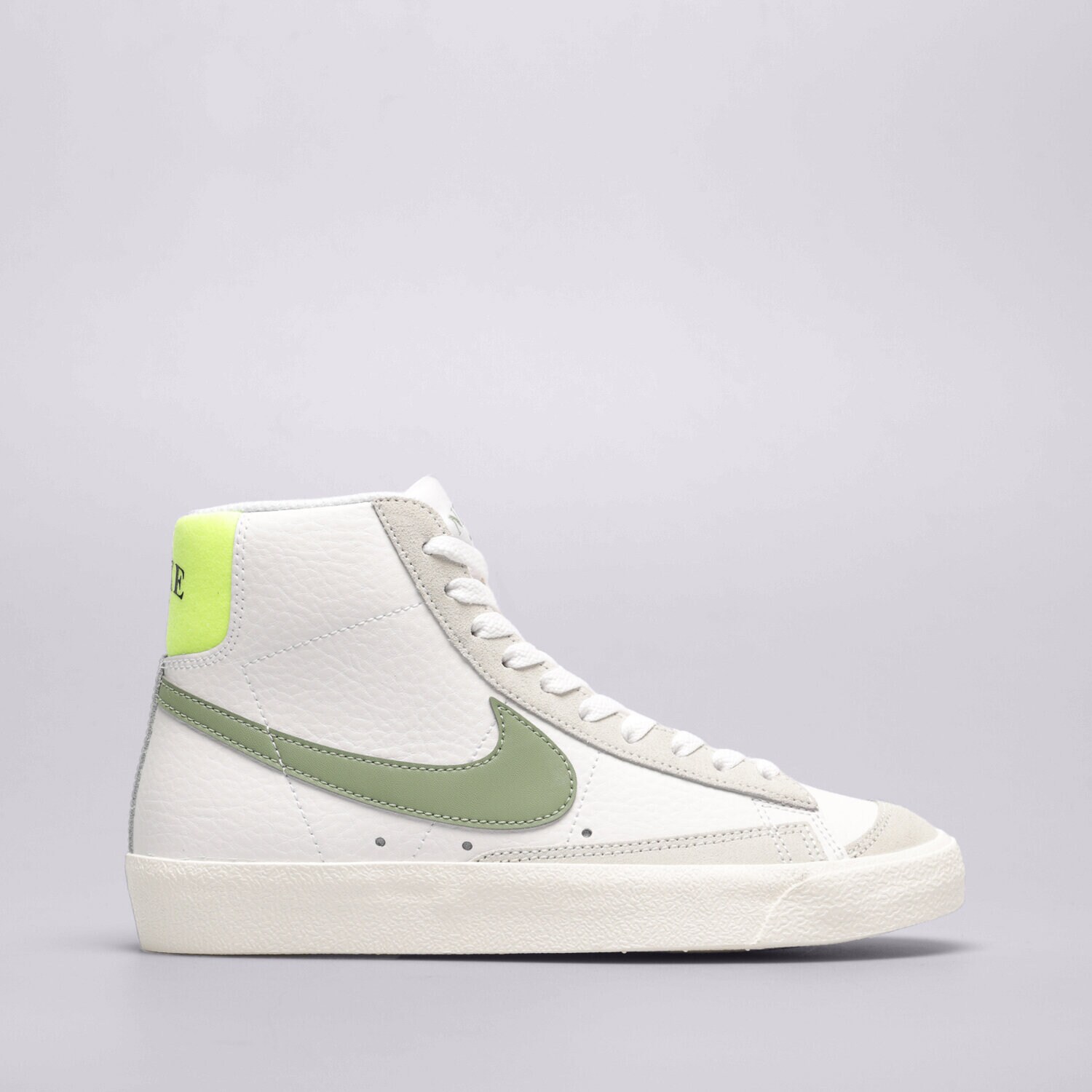 Ženske superge NIKE WMNS BLAZER MID '77  FJ4740-100 bela