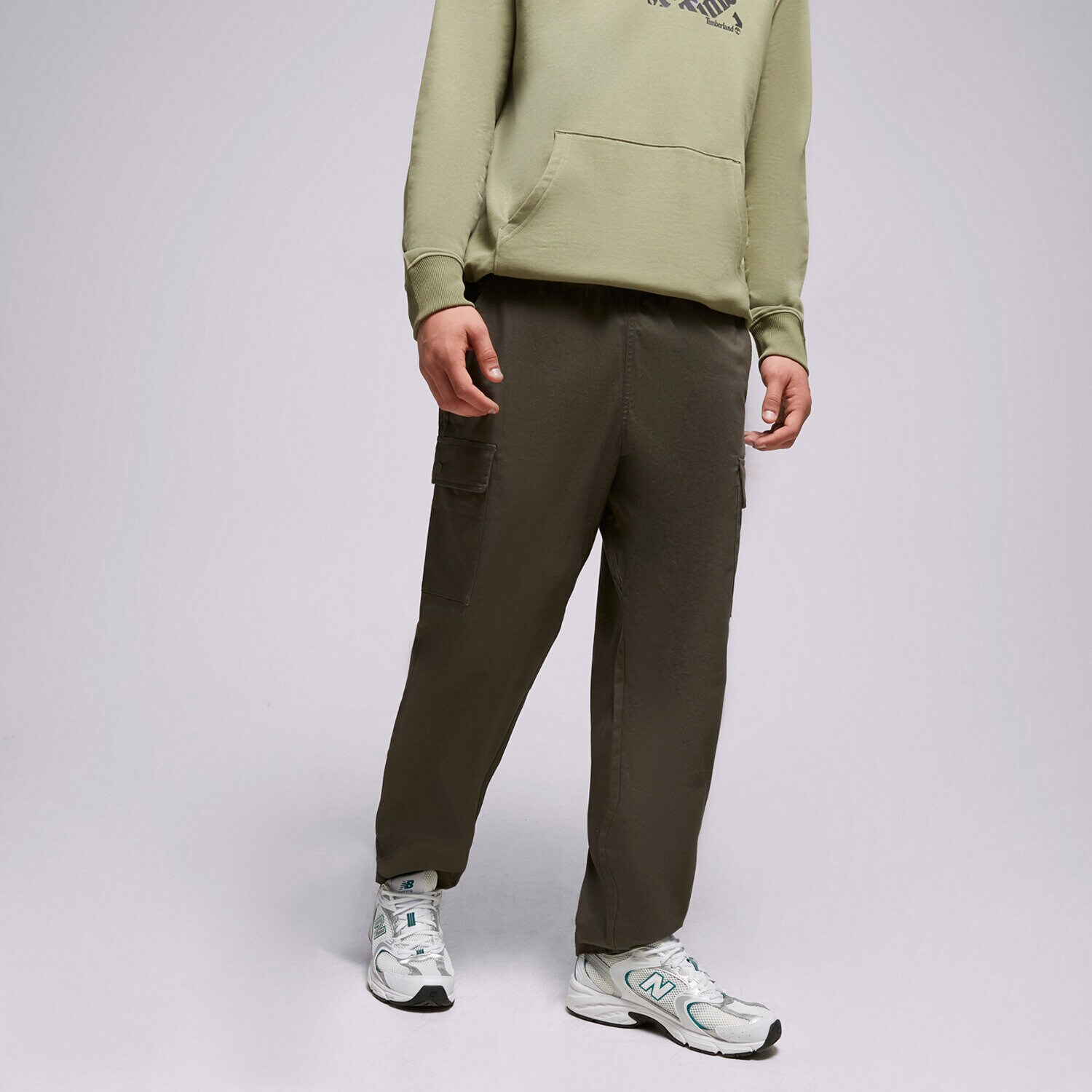 Moški hlače NEW BALANCE HLAČE ATHLETICS REMASTERED WOVEN MP31526COG zelena