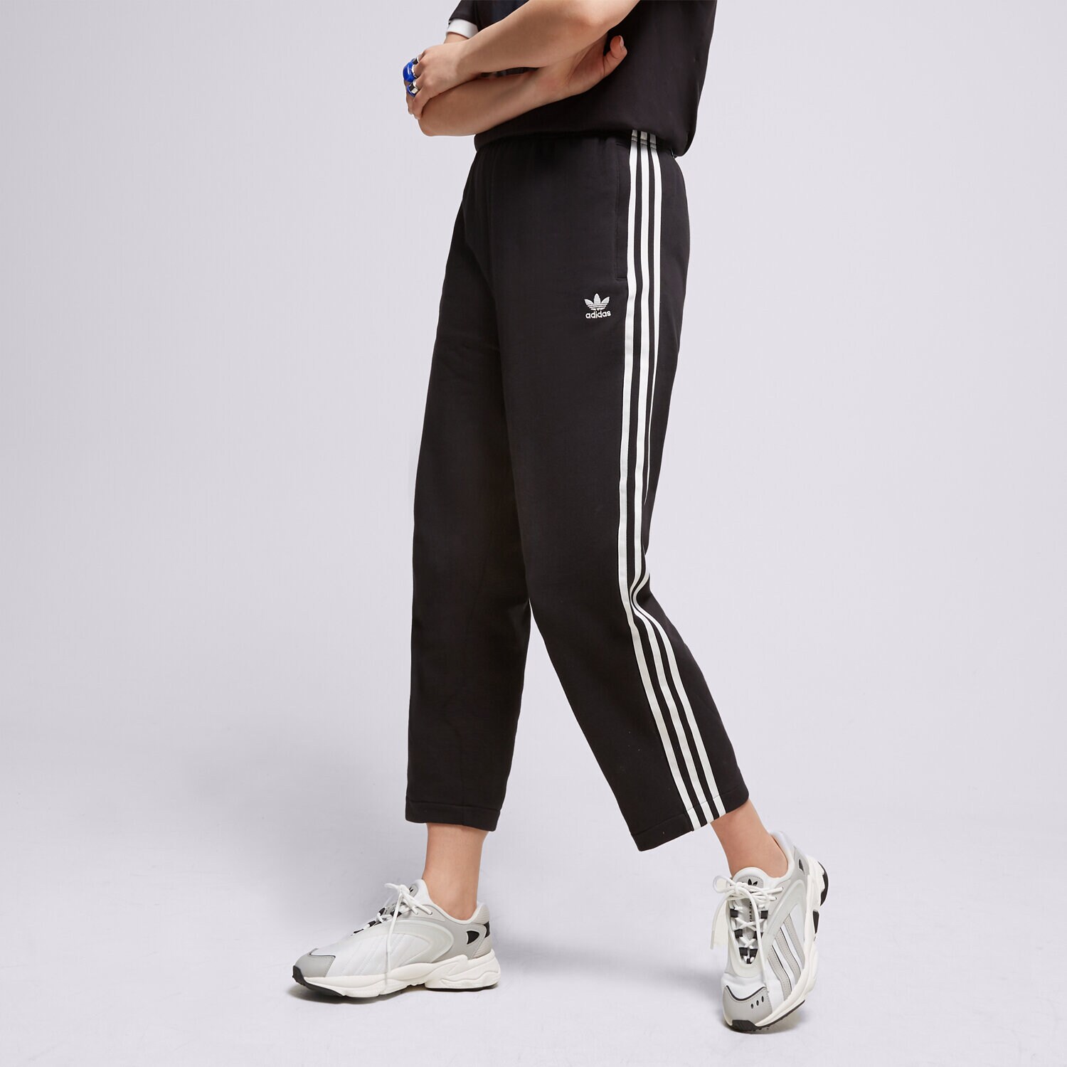 Ženske hlače ADIDAS HLAČE OPEN HEM PANT IC5505 črna
