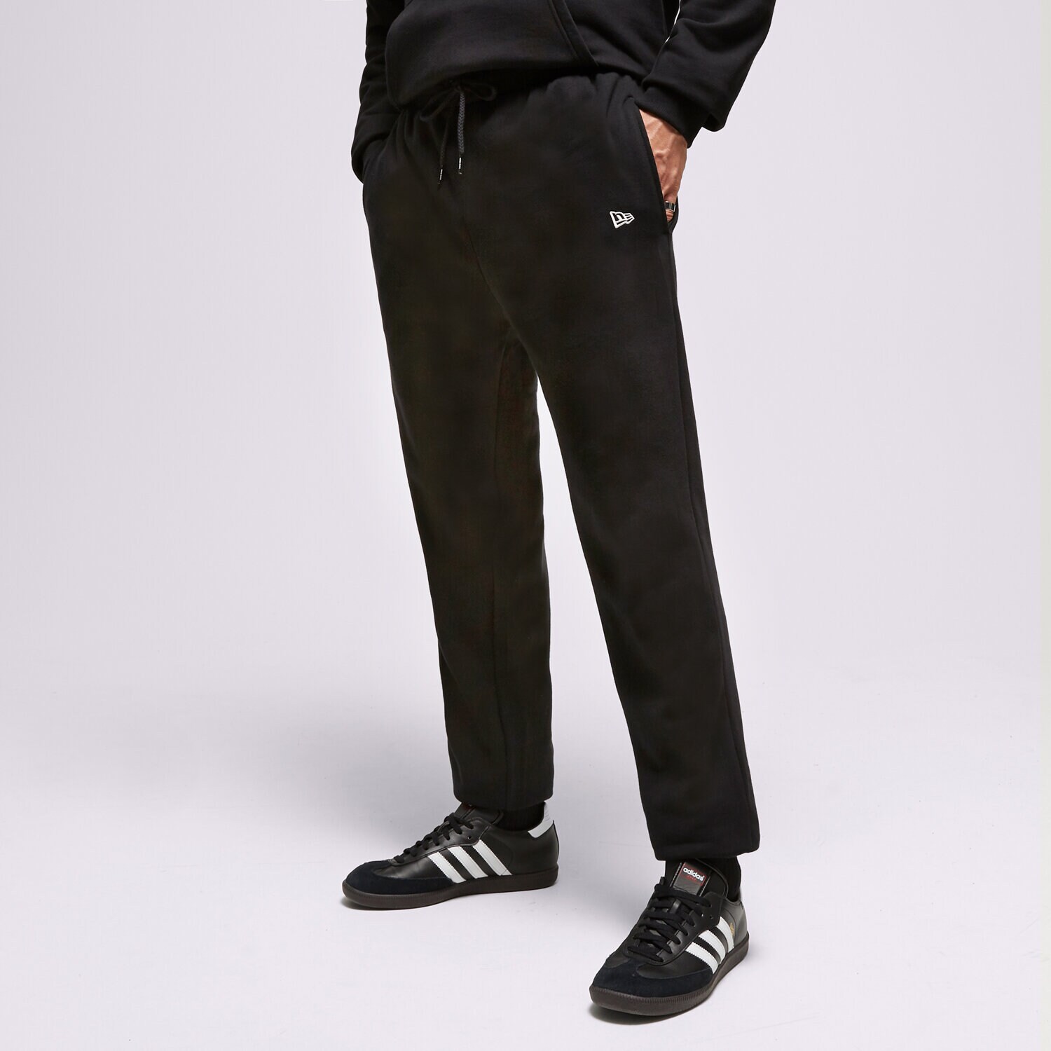 Moški hlače NEW ERA HLAČE NE ESSENTLS JOGGER NONE 60416741 črna
