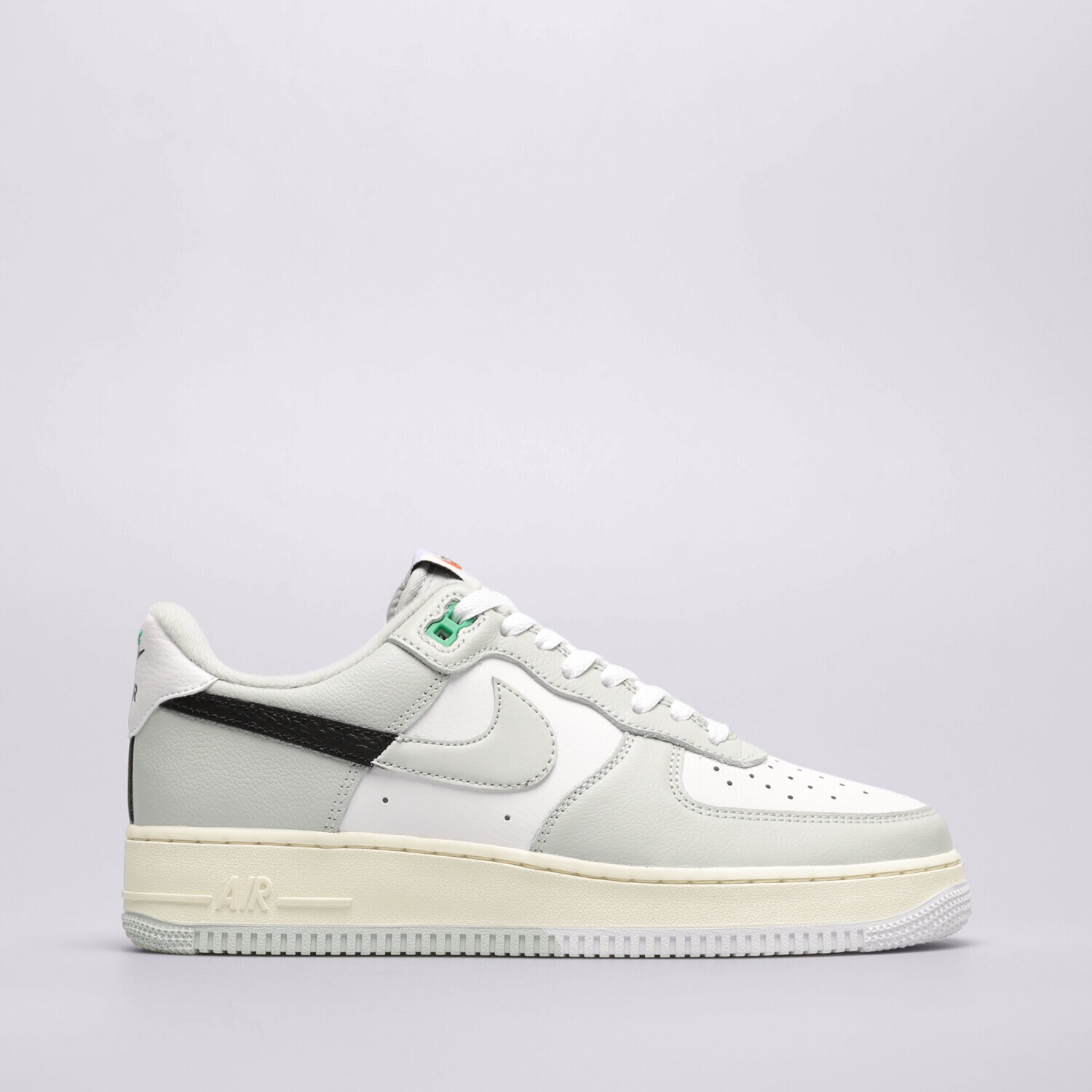 Moški superge NIKE AIR FORCE 1 '07 LV8 DZ2522-001 siva
