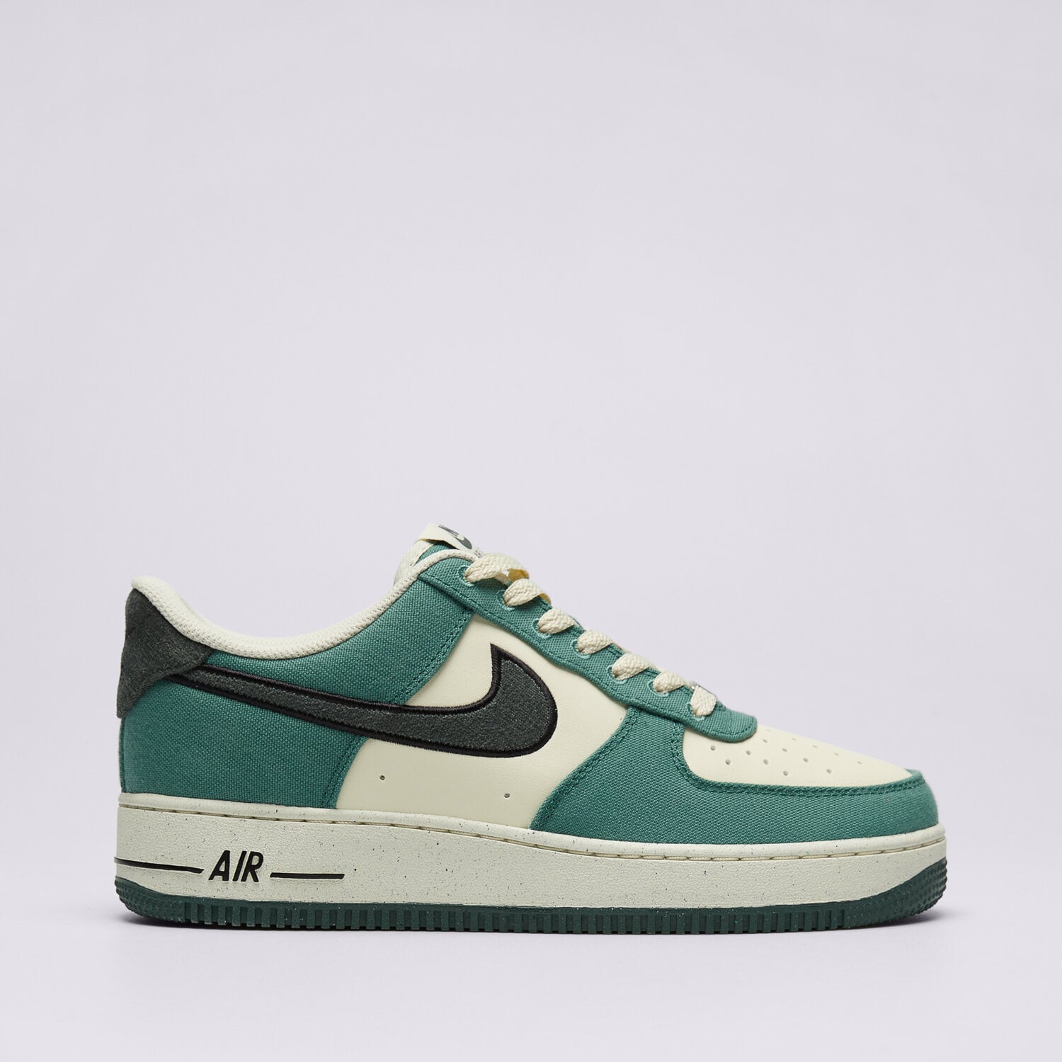 Moški superge NIKE AIR FORCE 1 '07 LV8 FQ8713-100 zelena
