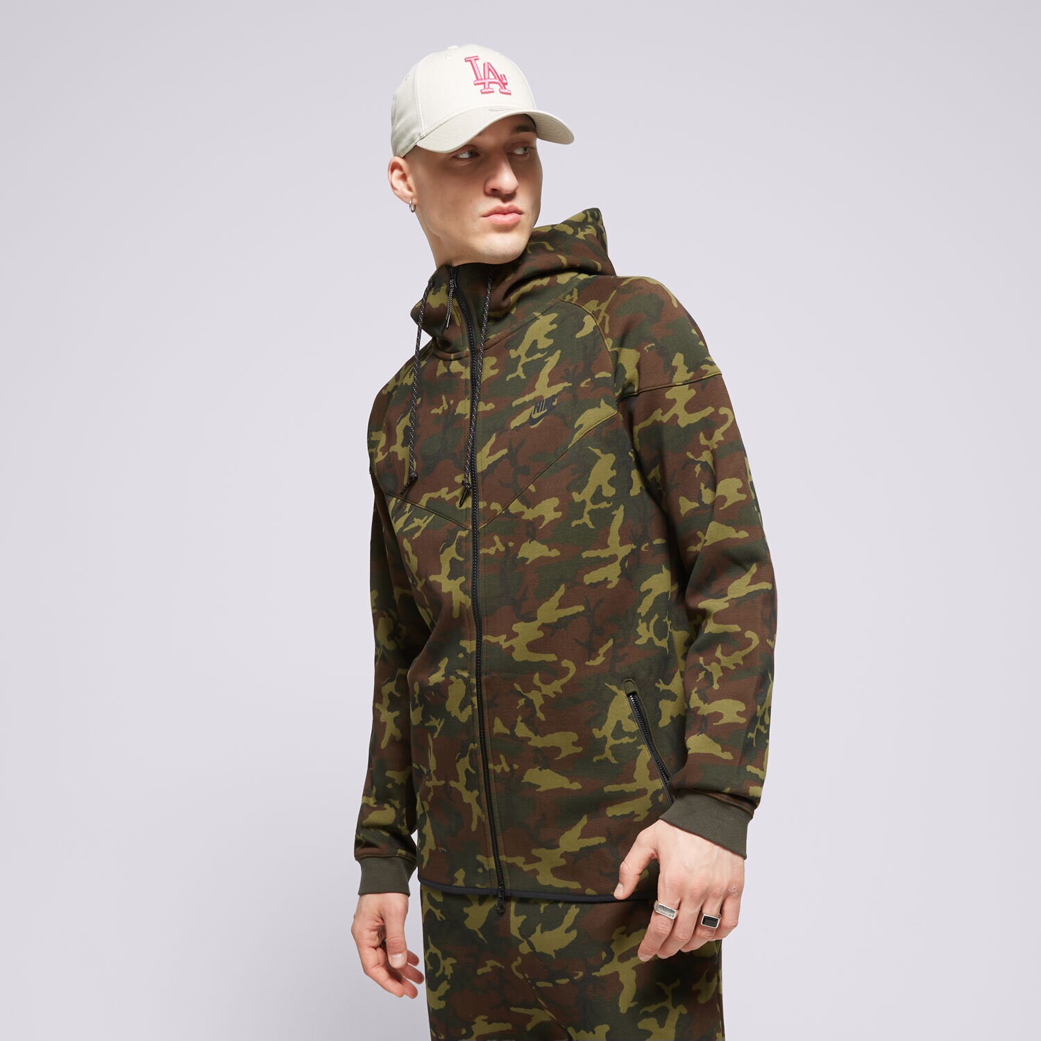 Moški pulover NIKE JOPICA S KAPUCO M NSW TCH FLC WR OGCAMO FN3929-355 črna
