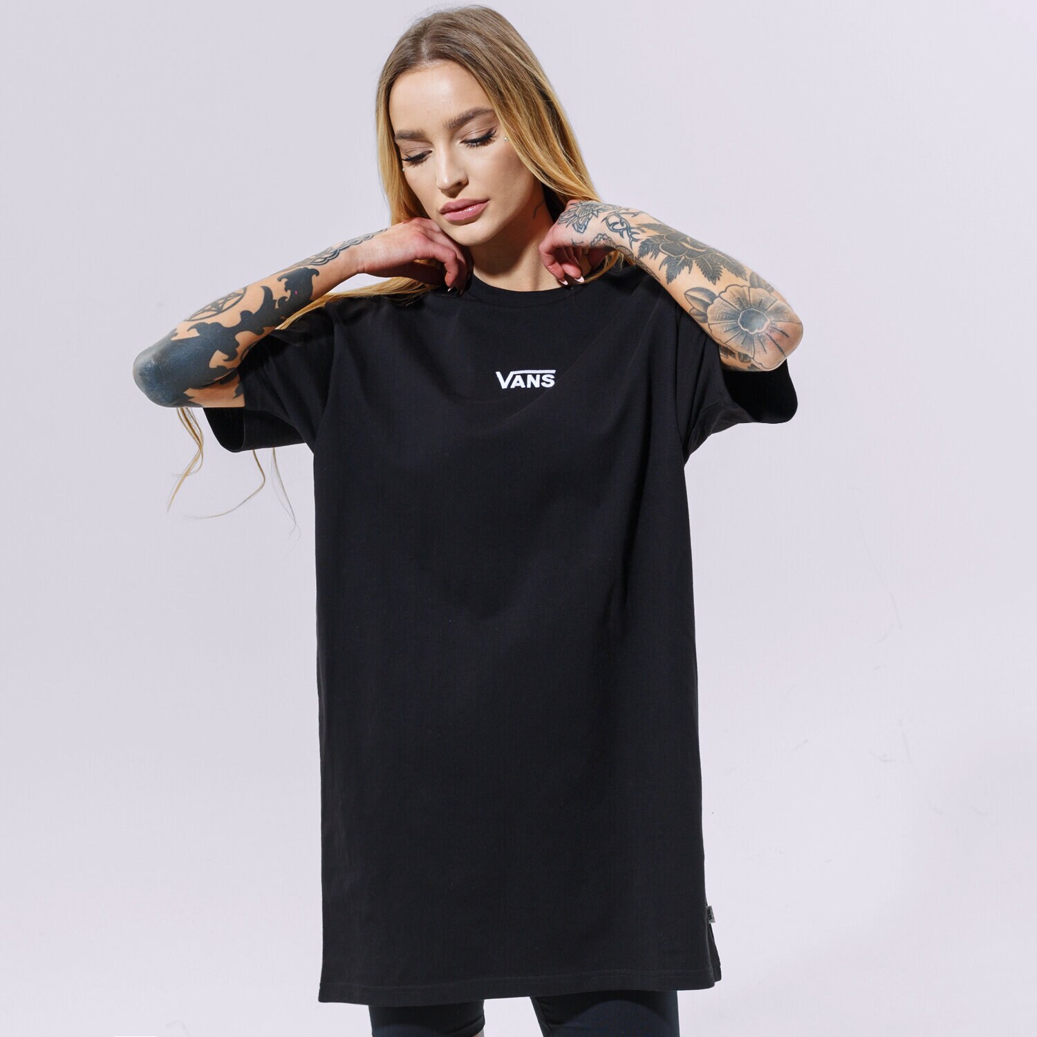 Ženska obleka VANS OBLEKA WM CENTER VEE TEE TRENIRKAS BLACK VN0A4RU2BLK1 črna