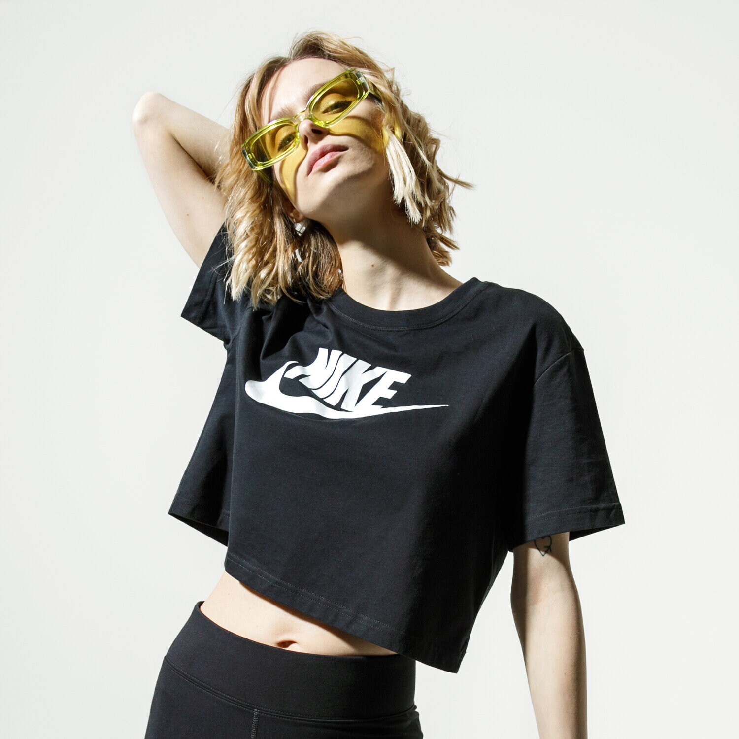 Ženska majica s kratkimi rokavi NIKE T-SHIRT SPORTSWEAR ESSENTIAL BV6175-010 črna