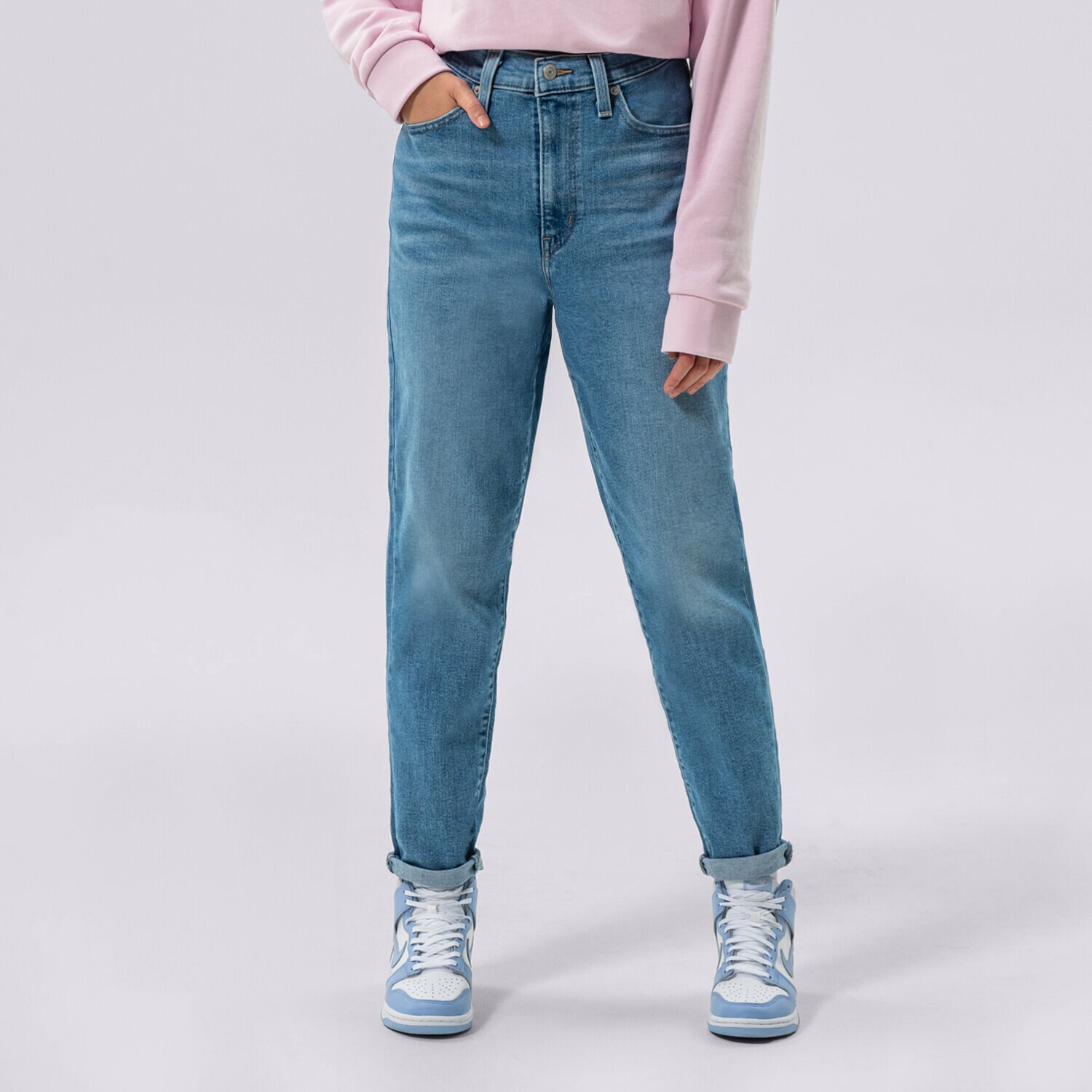 Ženske hlače LEVI'S HLAČE HIGH WAISTED MOM JEAN 26986-0017 modra