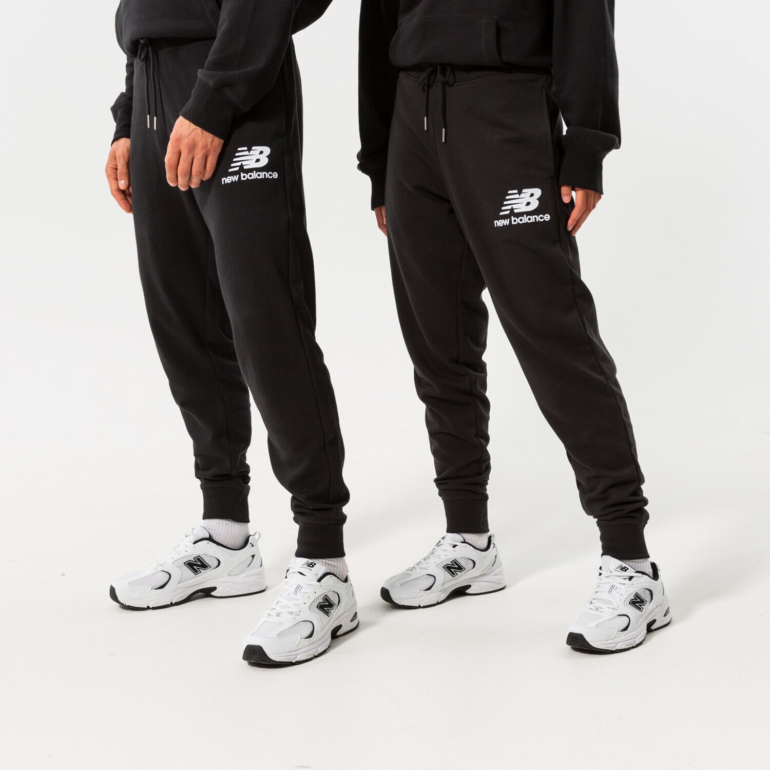 Moški hlače NEW BALANCE HLAČE NB ESSENTIALS STACKED LOGO SWEATPANT MP03558BK črna