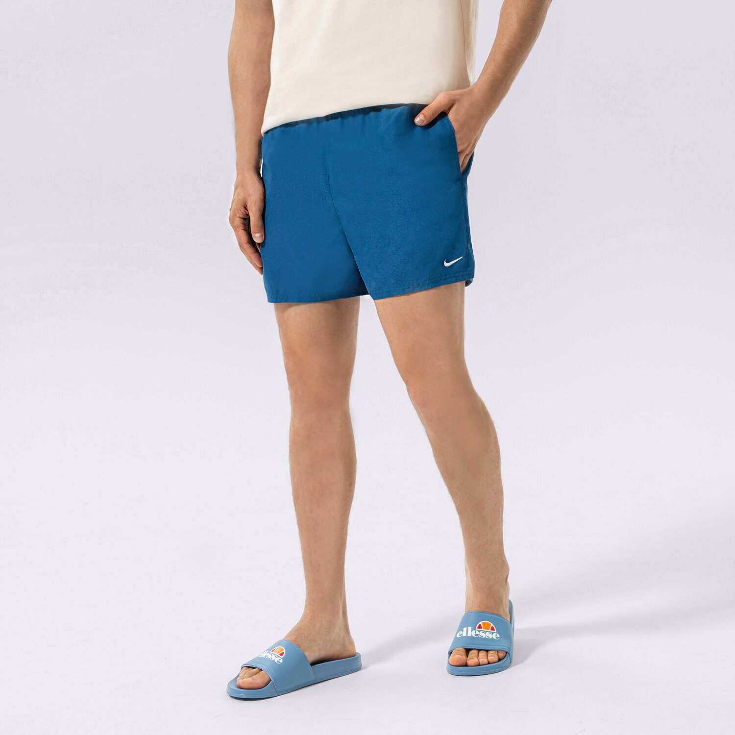 Moški kratke hlače NIKESWIM KRATKE HLAČE ESSENTIAL 5" NESSA560-444 modra
