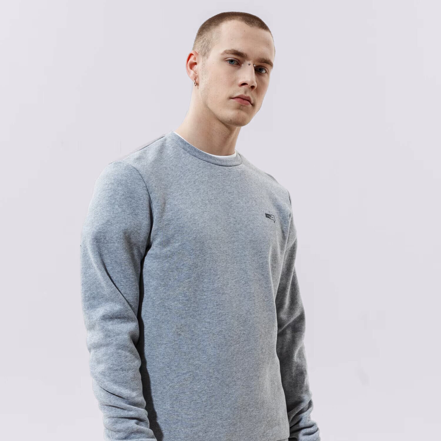 Moški pulover CONFRONT JOPICA SMALL LOGO CREW GREY  CF121BLM25002 siva