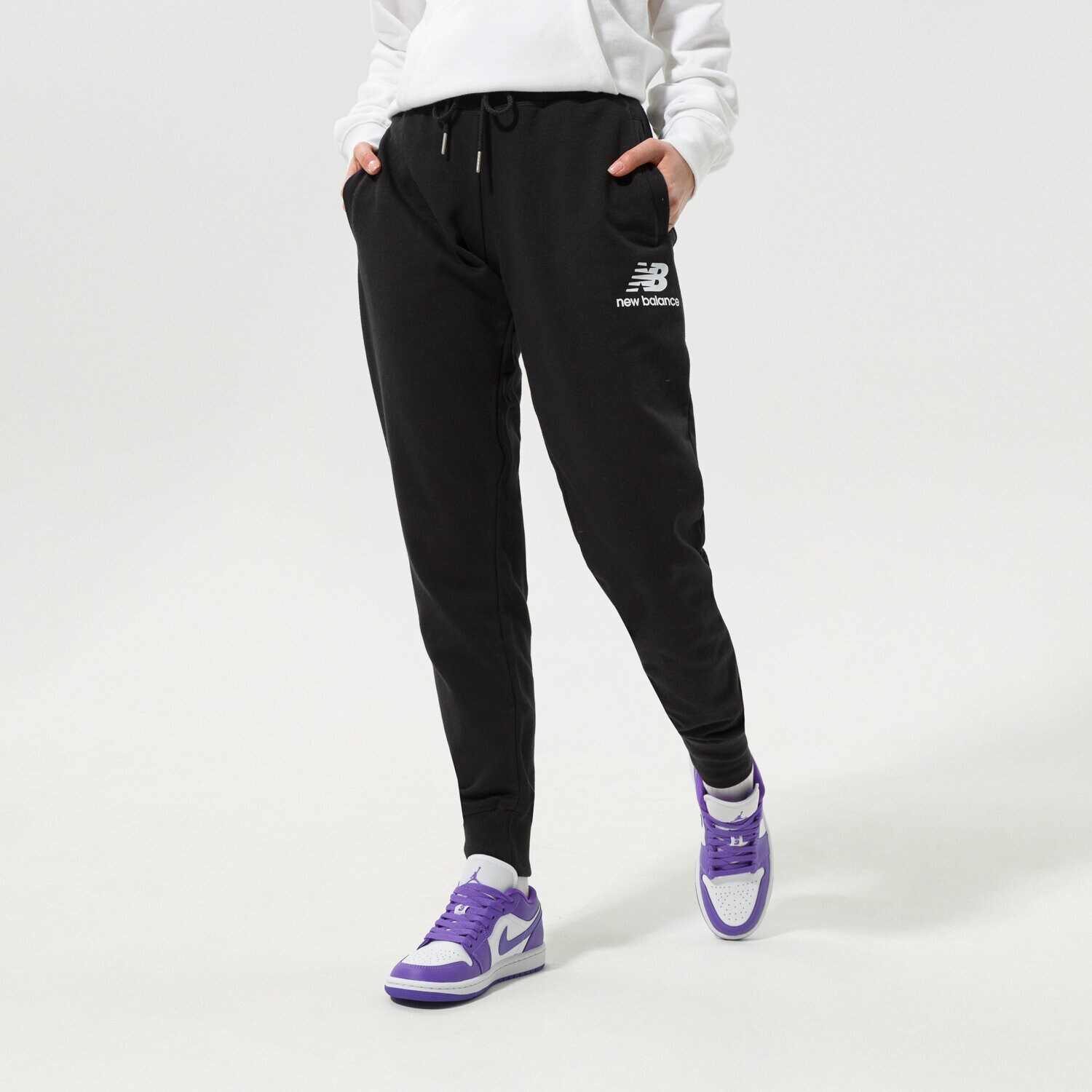 Ženske hlače NEW BALANCE HLAČE NB ESSENTIALS FRENCH TERRY SWEATPANT WP03530BK črna