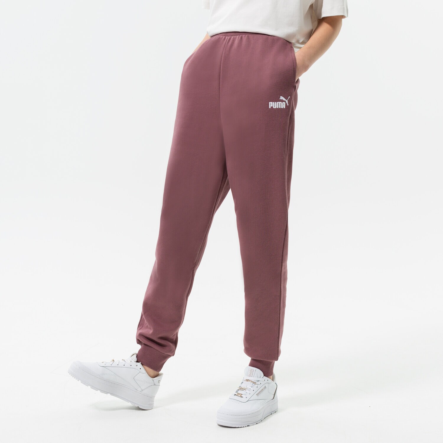 Ženske hlače PUMA HLAČE ESS+ EMBROIDERY HIGH-WAIST FL 670007 75 vijolična