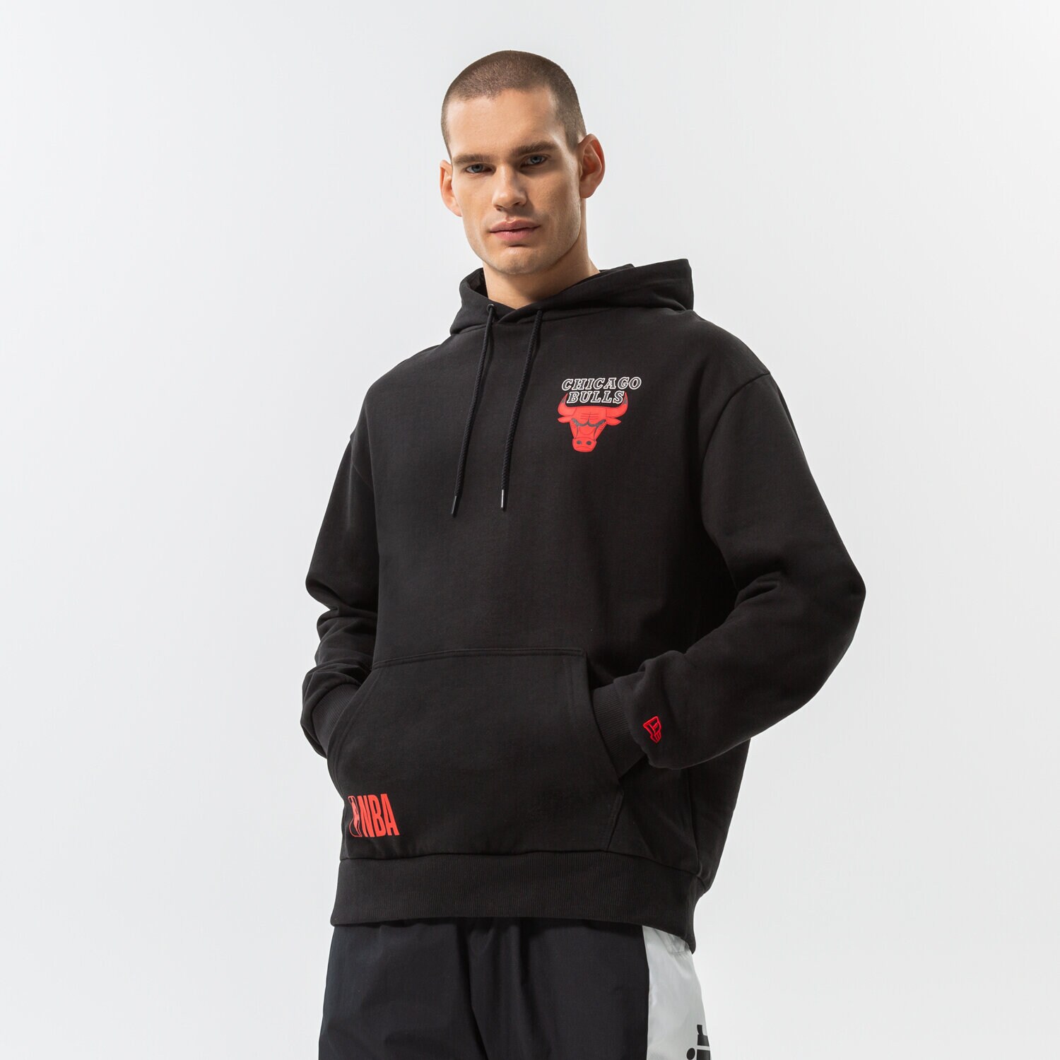 Moški pulover NEW ERA JOPICA S KAPUCO HALF LOGO OS BULLS CHICAGO BULLS BLK 60284623 črna